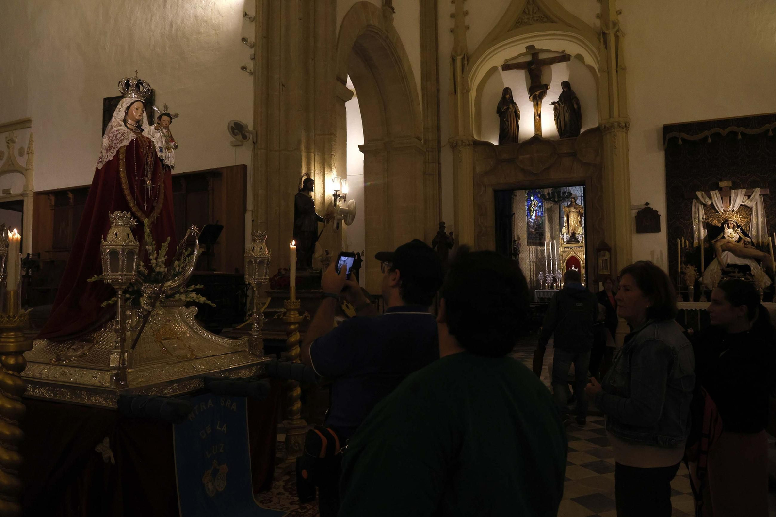La Virgen de la Luz, patrona de Tarifa, regresa a su santuario entre el fervor y la lluvia