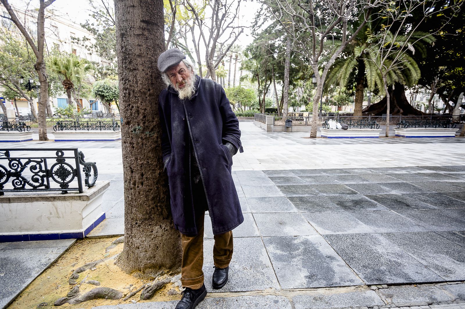 Pepe Fernández, una persona sin hogar, en la Plaza de Mina.