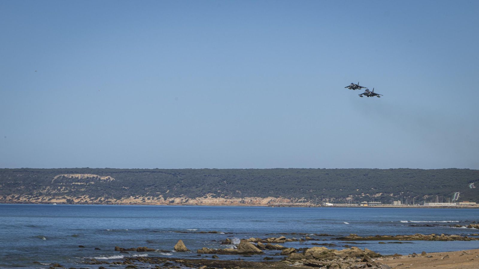 Las imágenes del gran desembarco de la OTAN en Barbate: aviones 'Harrier', helicópteros, lanchas e infantes de Marina asaltan la playa del Retín