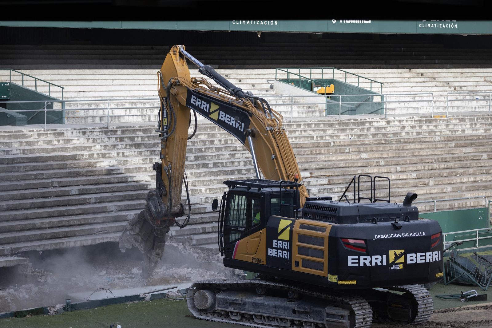 Las fotos de la demolición de la grada de Preferencia del estadio del Betis