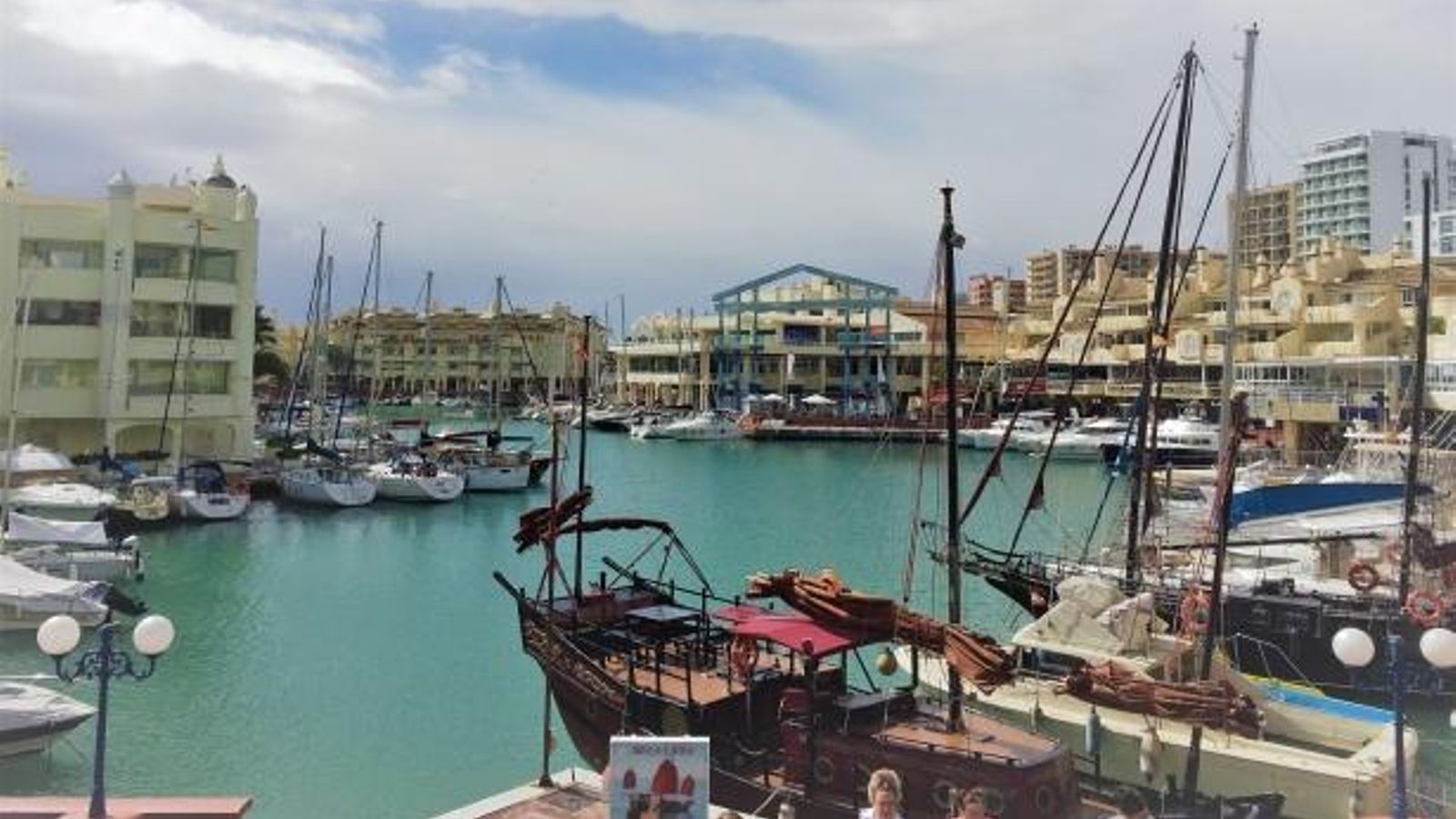 Centenares de embarcaciones de todo tipo salpican un puerto galardonado