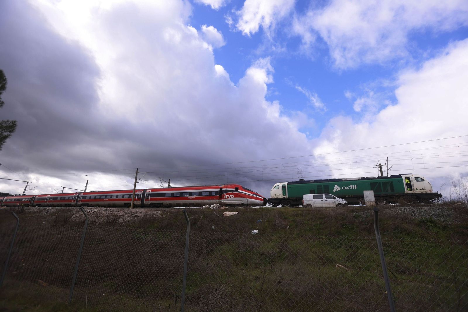 Las imágenes del traslado por la vía de alta velocidad de los vagones del Iryo que no descarrilaron en Adamuz