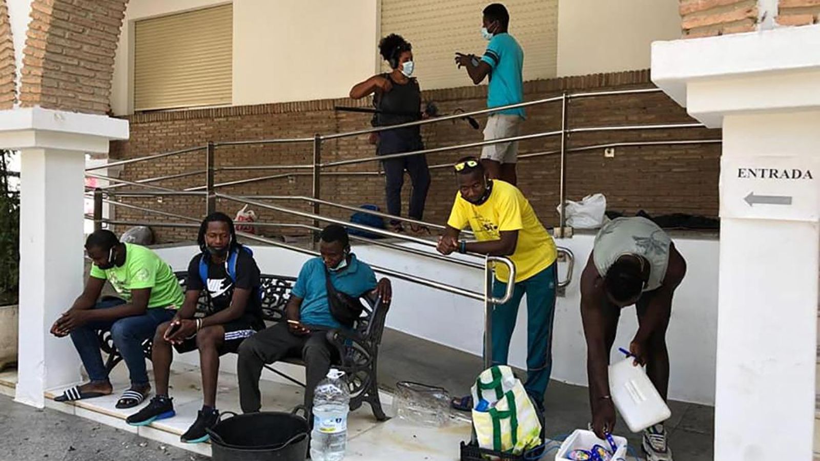 Concentración de personas inmigrantes por los incendios en los asentamientos de Lepe.