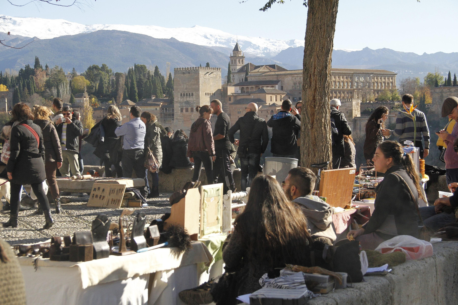 El puente de la Constitución llena de turistas el Mirador de San Nicolás