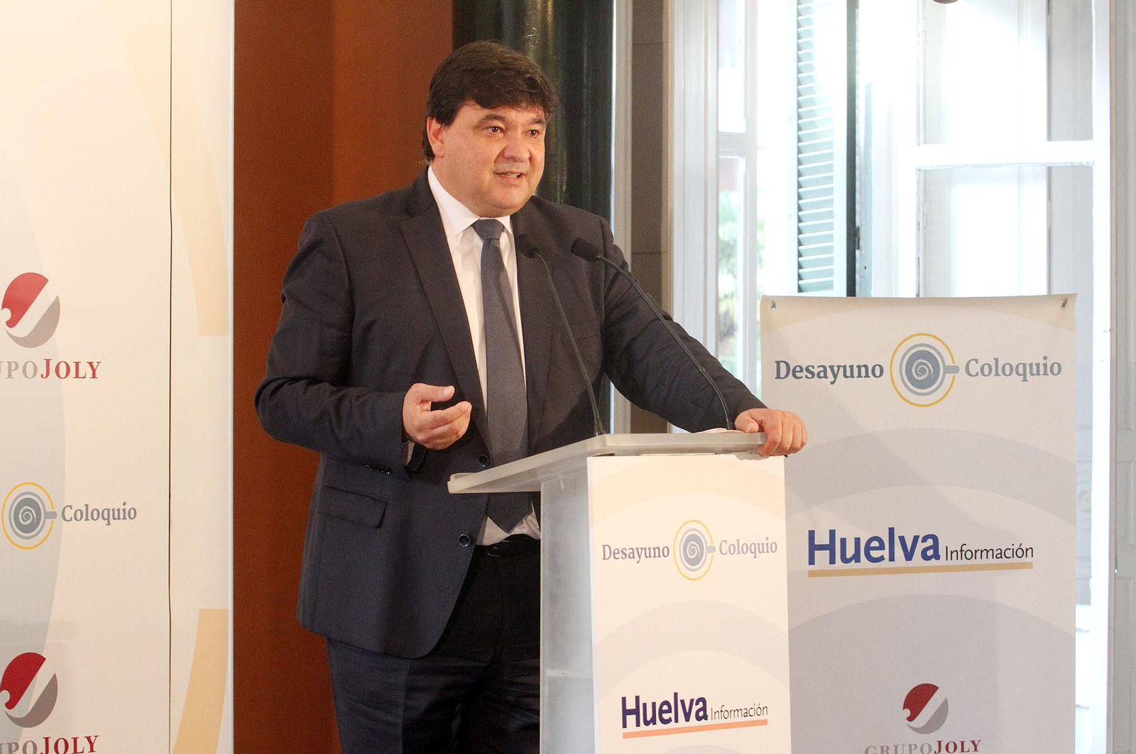 Imágenes de la conferencia y desayuno-coloquio de Gabriel Cruz, alcalde de Huelva