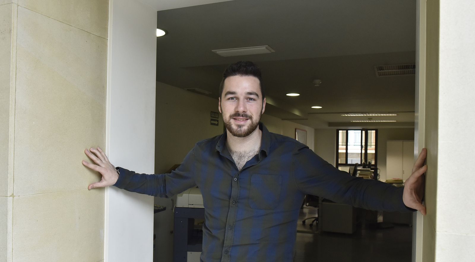 José Ángel Toscano, músico de la banda del Carmen de Salteras, en la redacción de 'Diario de Sevilla'.