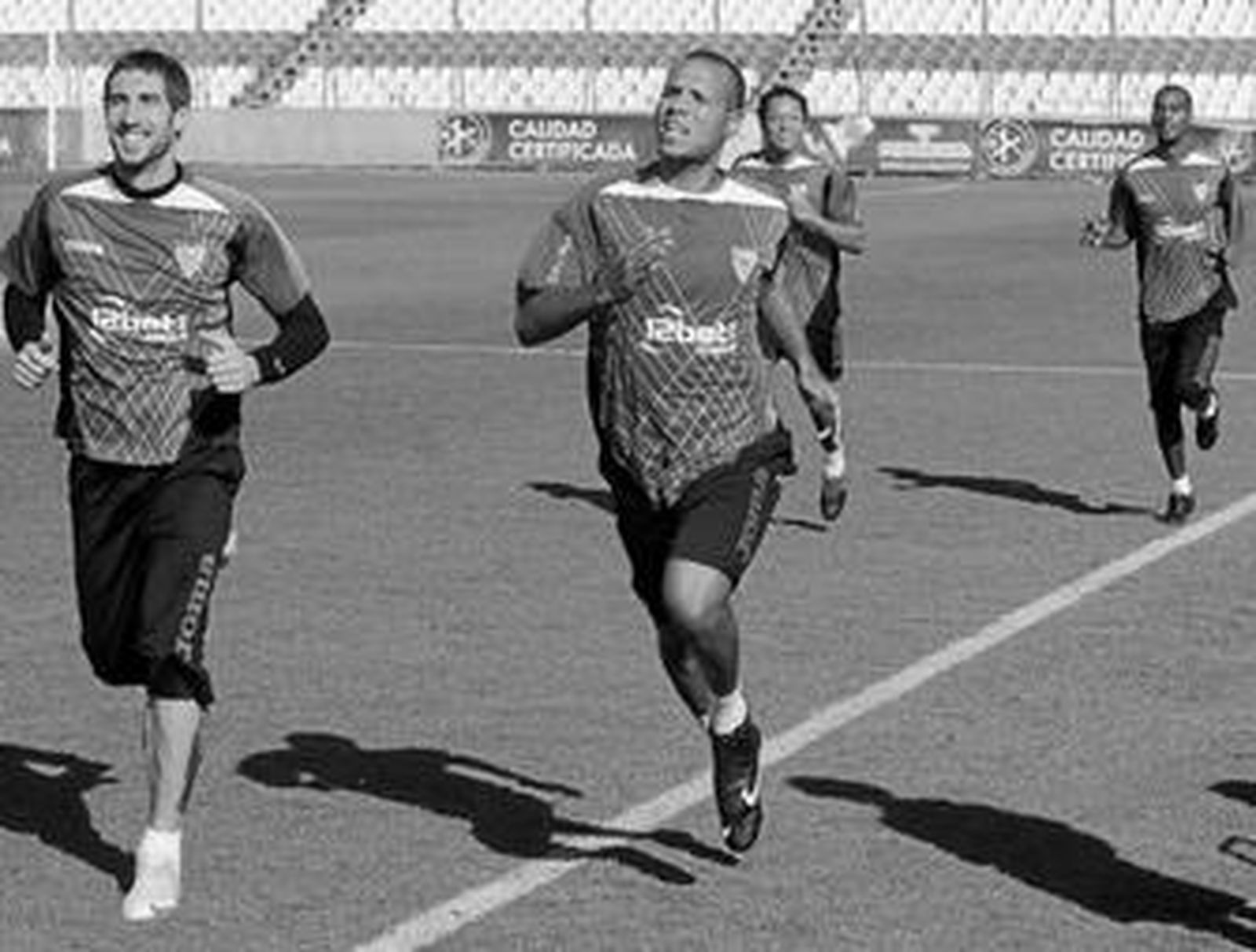 Luis Fabiano realiza un ejercicio de resistencia en el entrenamiento de ayer.