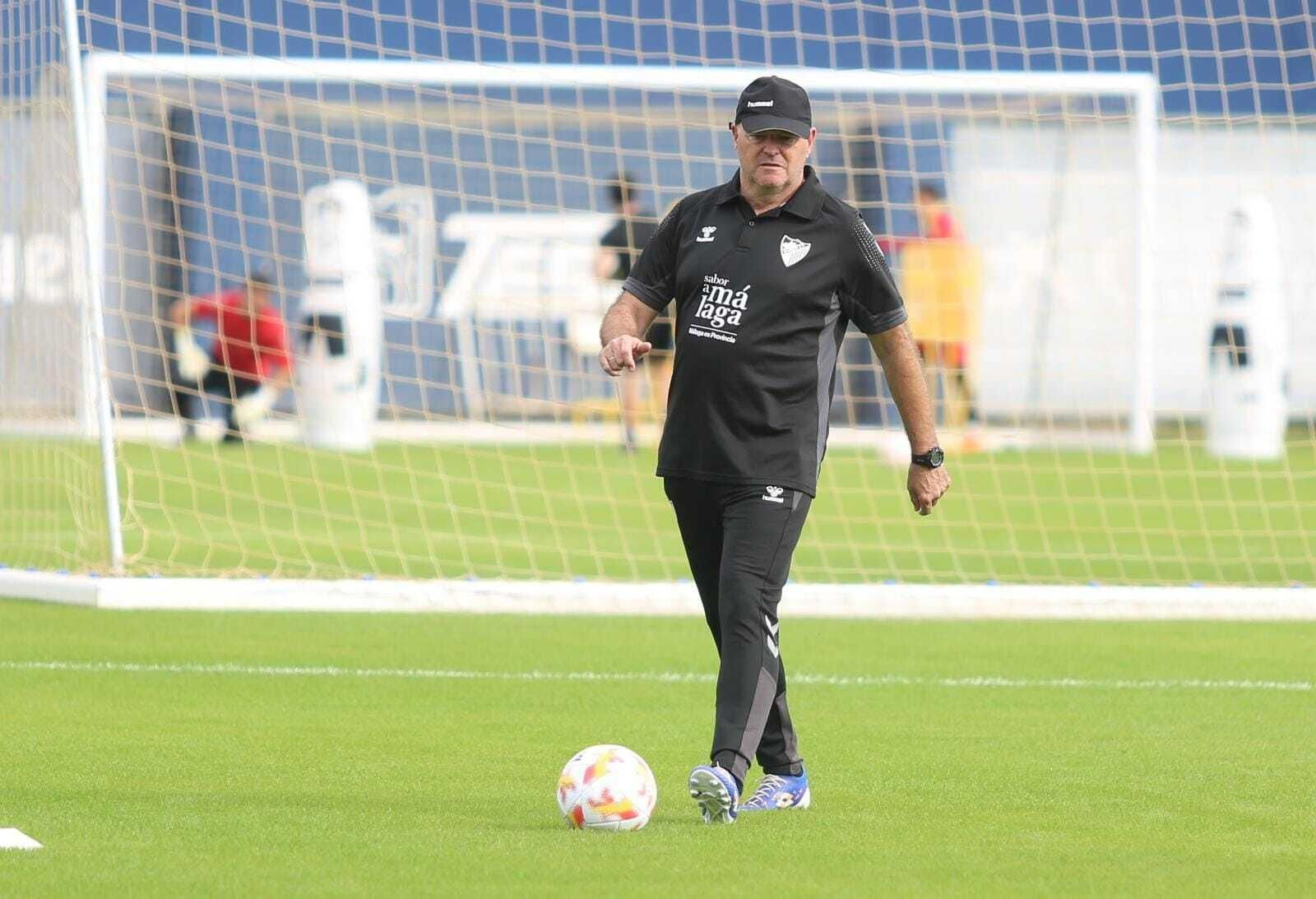 Pepe Mel durante un entrenamiento del Málaga CF.