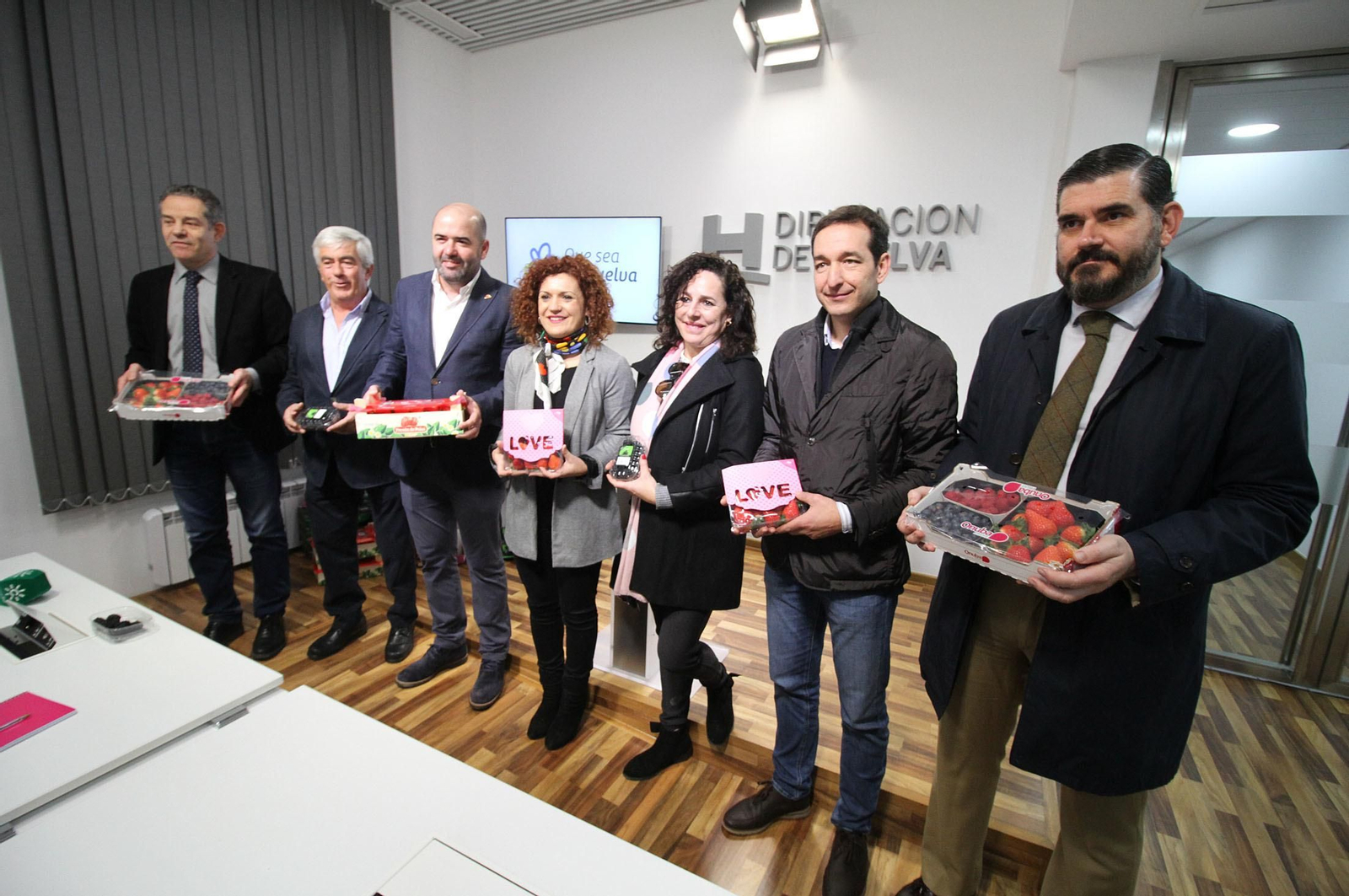 Responsables de Freshuelva, Interfresa, Diputación de Huelva y productores, ayer durante la presentación de Fruit Logística.