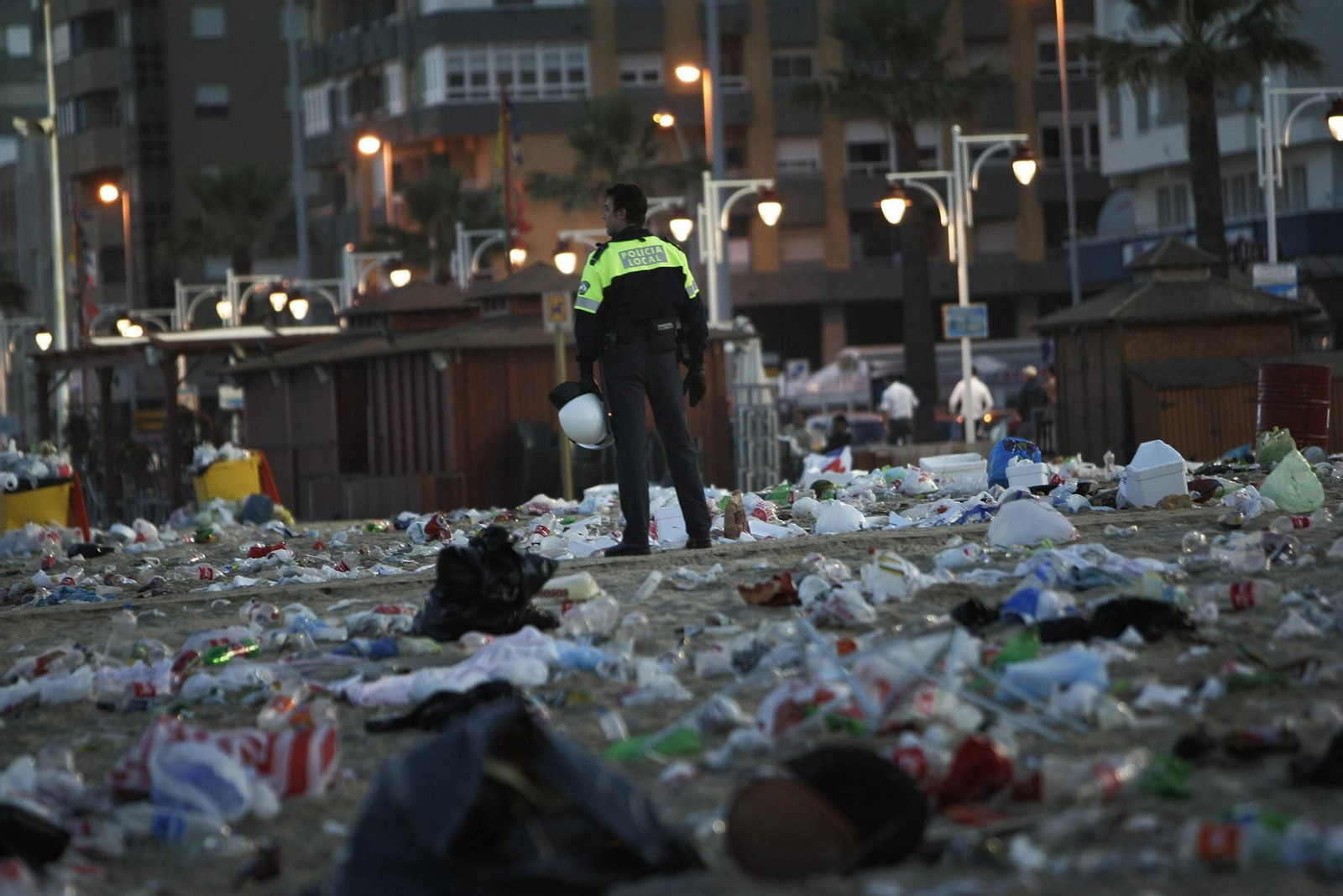 Imagen de la basura acumulada tras una barbacoa.