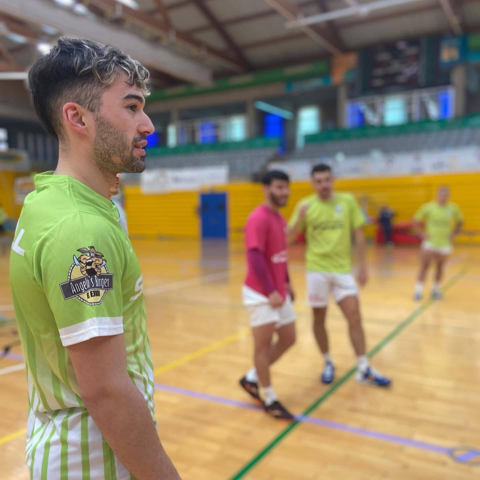 Ion Cerviño, atento en uno de los entrenamientos semanales del equipo.