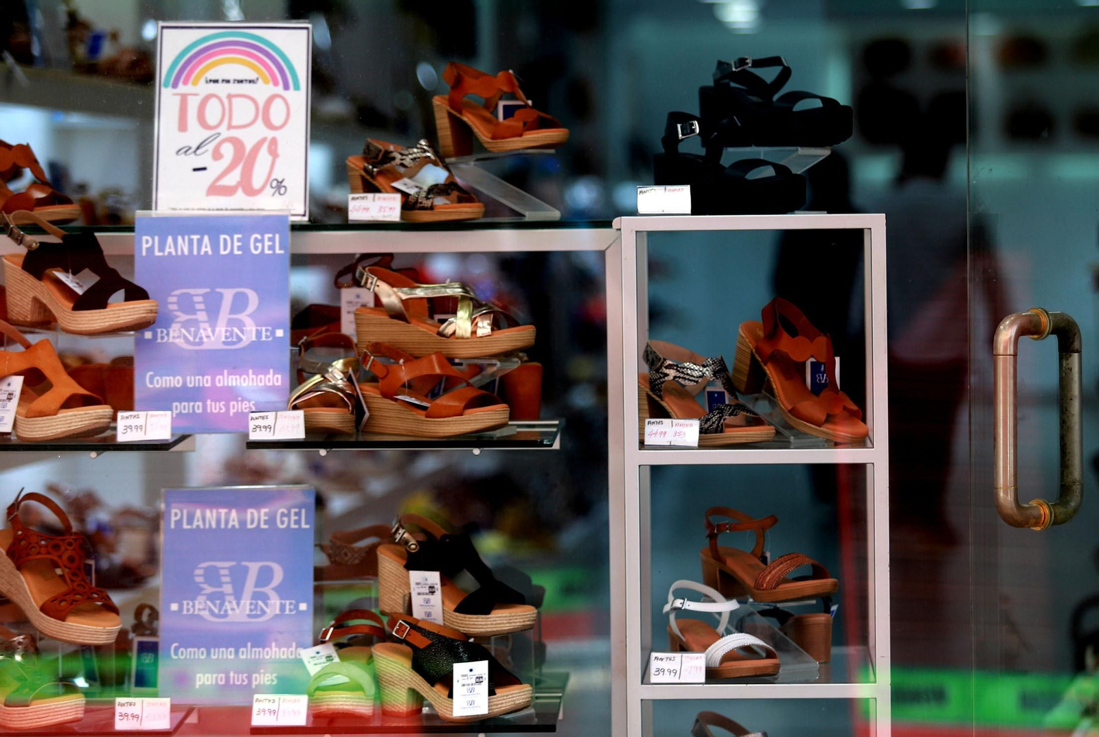 Imágenes de la desescalada en Huelva, primeras horas de la jornada de la fase uno en las calles de la ciudad.