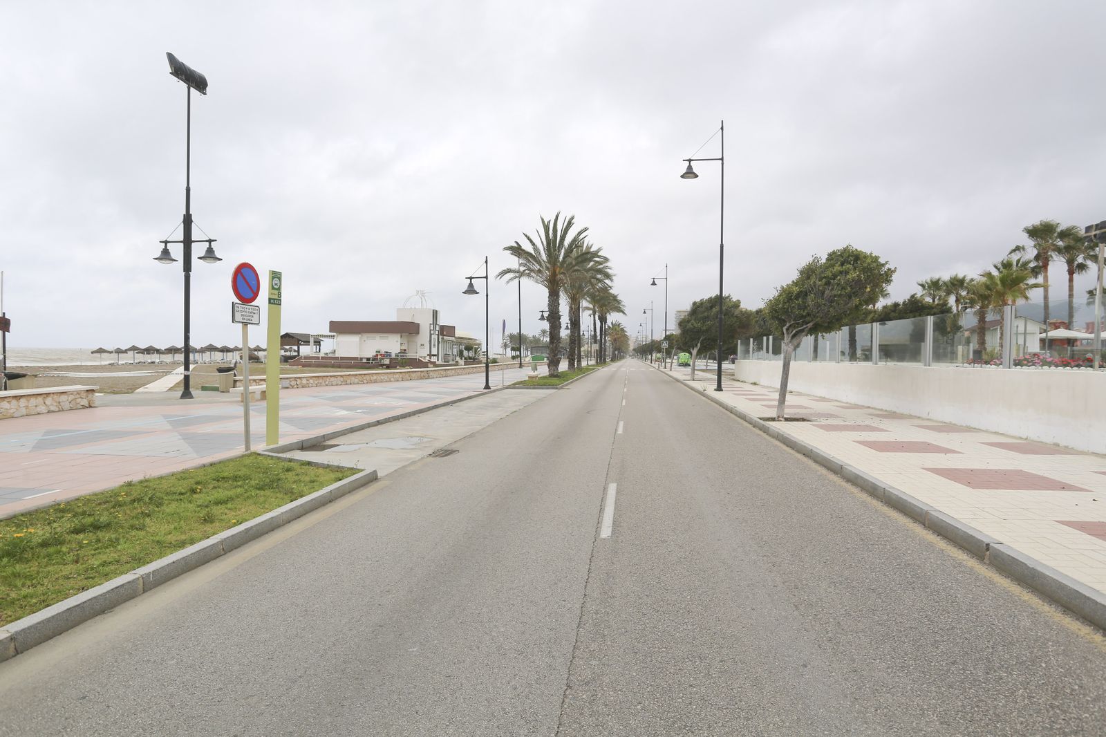 Playas cerradas en Torremolinos, la imagen del coronavirus en Málaga