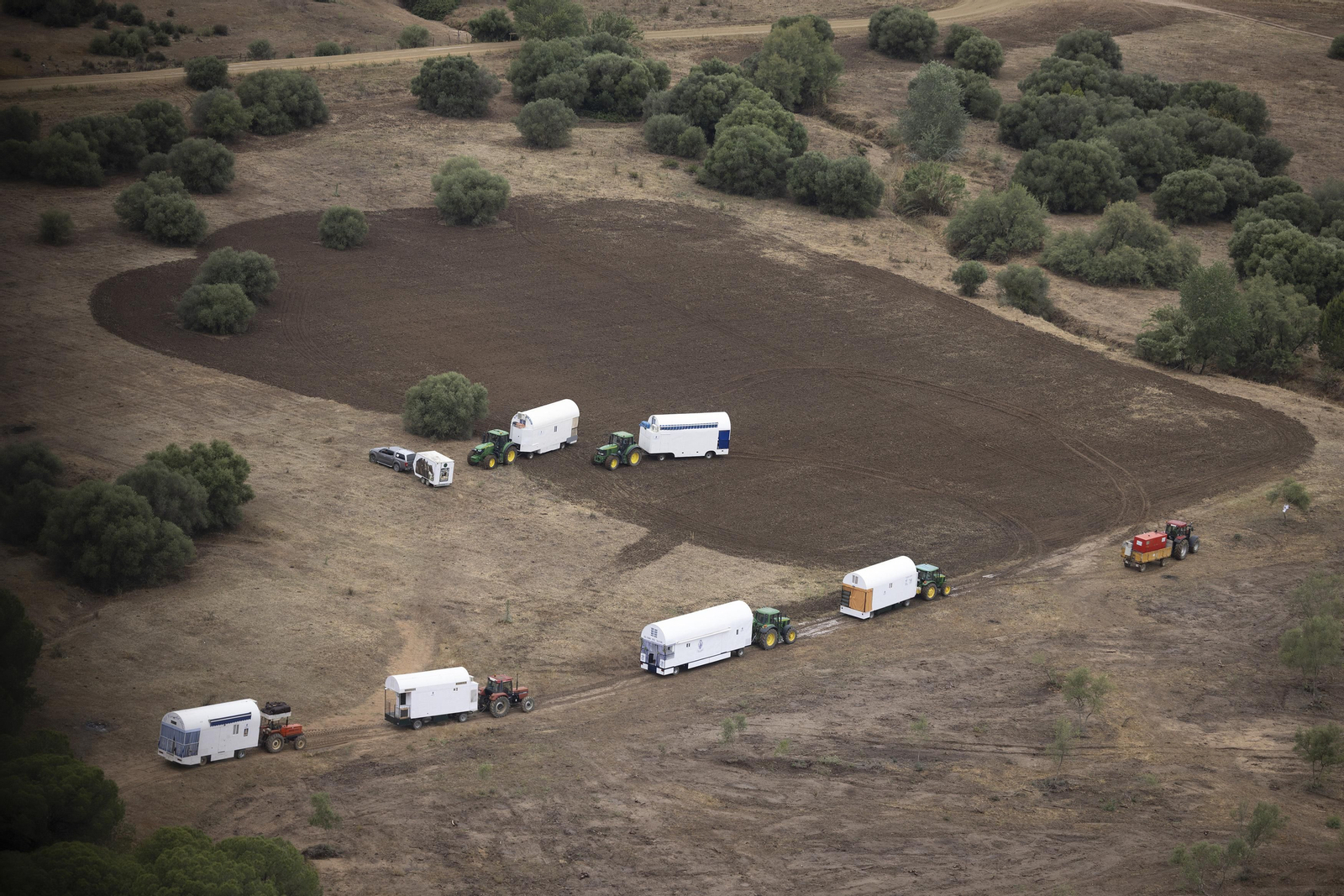 Las impresionantes fotos del camino del Rocío, desde el helicóptero de la Guardia Civil