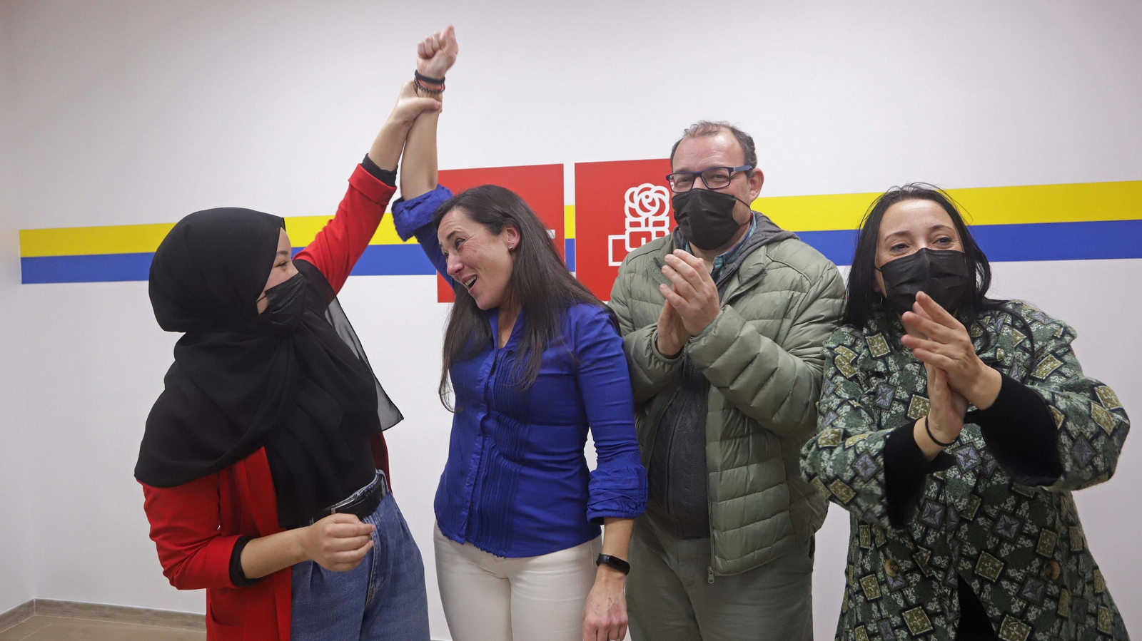 Rocío Arrabal -segunda por la izquierda- celebra su elección como secretaria general del PSOE de Algeciras, el 12 de febrero de 2022.