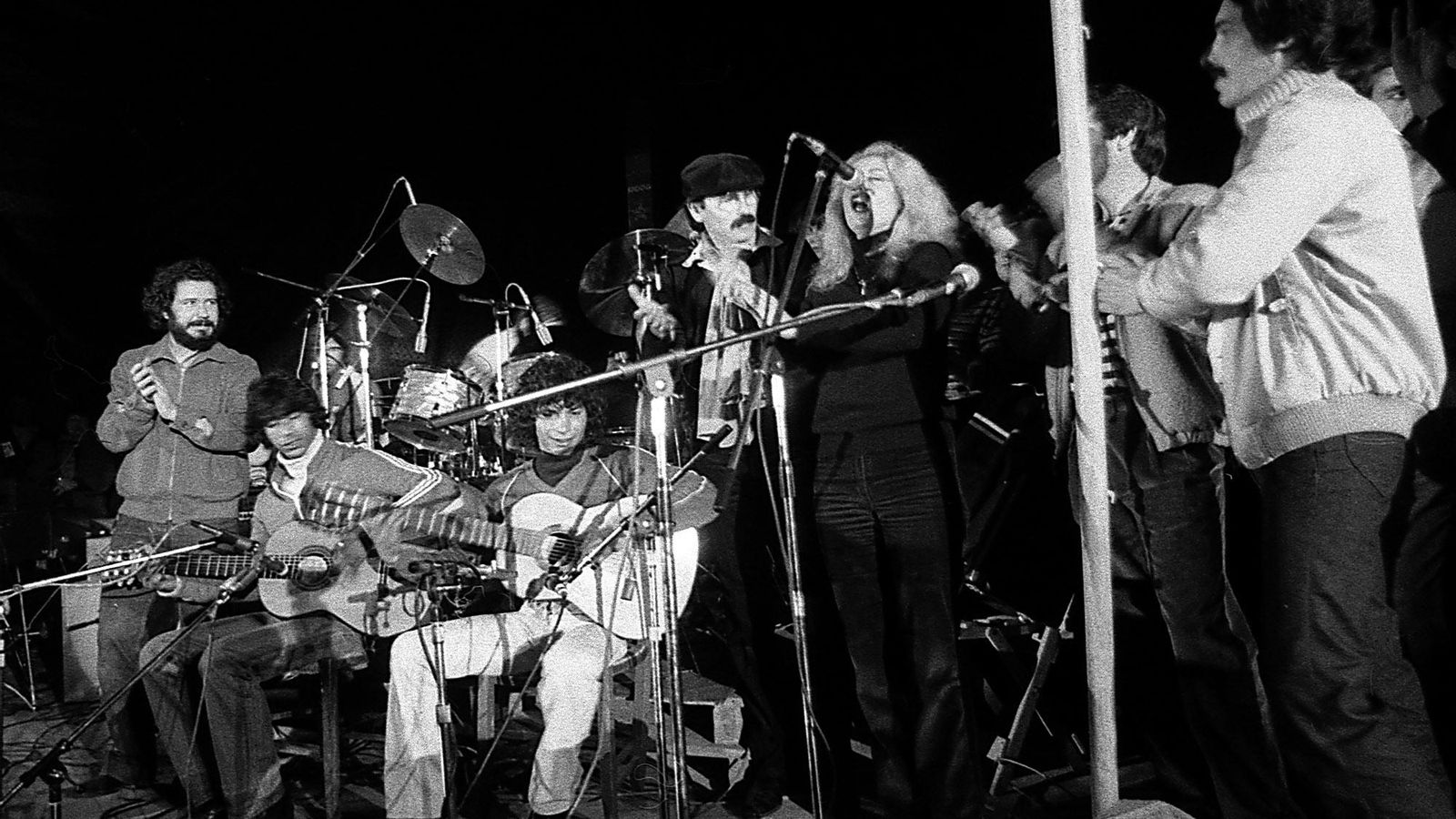 La cantante María Jiménez en una actuación en la campaña electoral en 1977