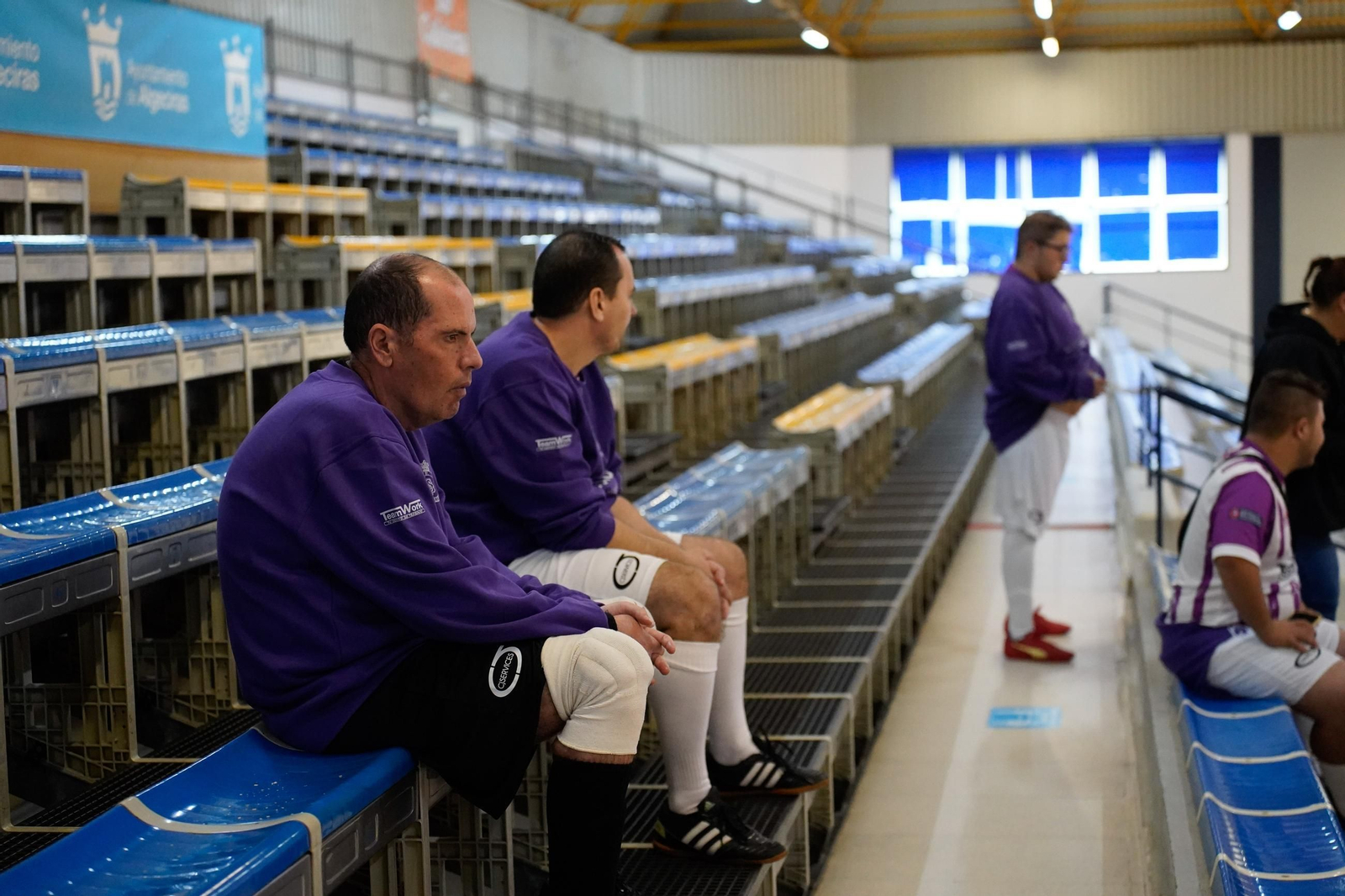 Desde las 9:00 hasta las 12:30. XXIII Torneo de Navidad de Fútbol Sala Apadis-Loluba C.F. para personas con discapacidad intelectual, en el Polideportivo ¿Ciudad de Algeciras-Dr. Juan Carlos Mateo¿. Lo suyo son fotos de grupos, pero también de partidos. Una galería: "Las fotos del XXIII Torneo de Navidad de Fútbol Sala para personas con discapacidad intelectual, en Algeciras" . .