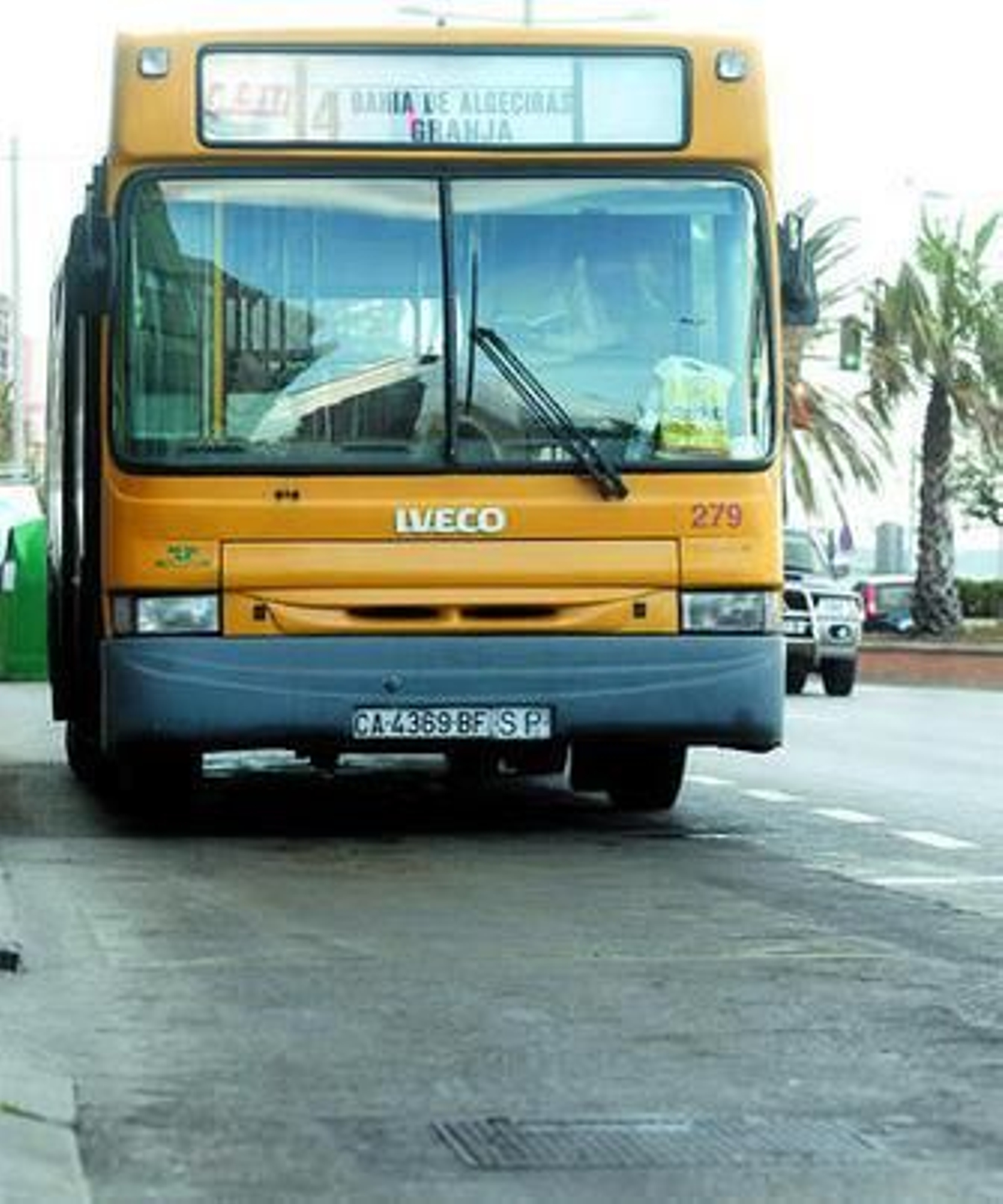Un autobús de la CTM, en una parada de autobús.