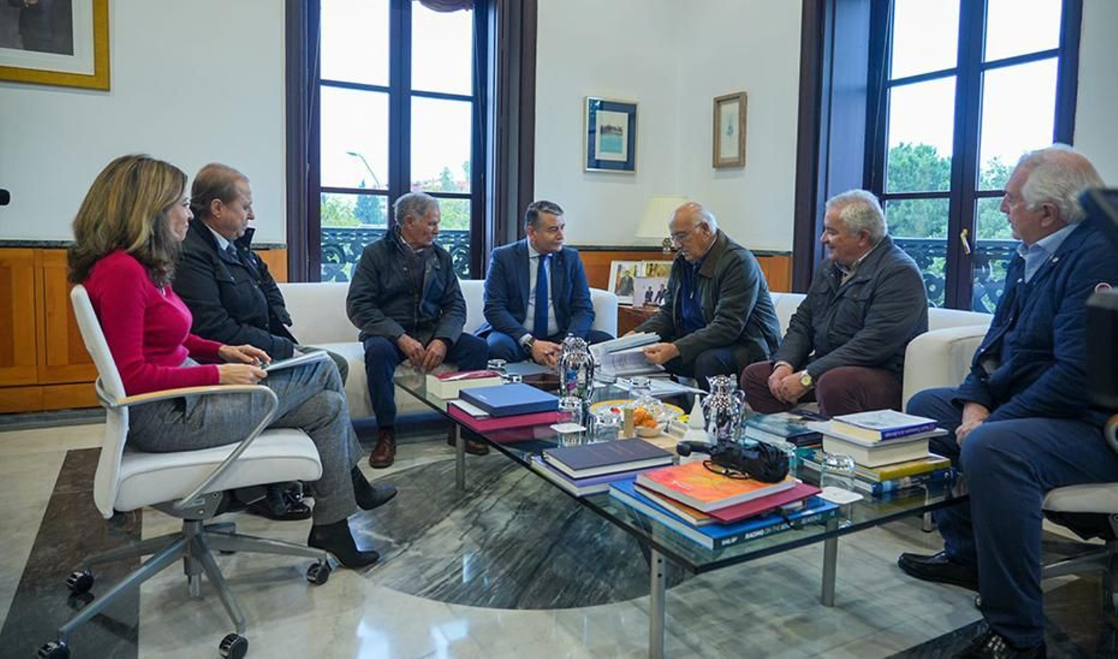 El consejero de la Presidencia, Antonio Sanz, durante el encuentro con la Asociación Andaluza de Escuelas Taurinas Pedro Romero.