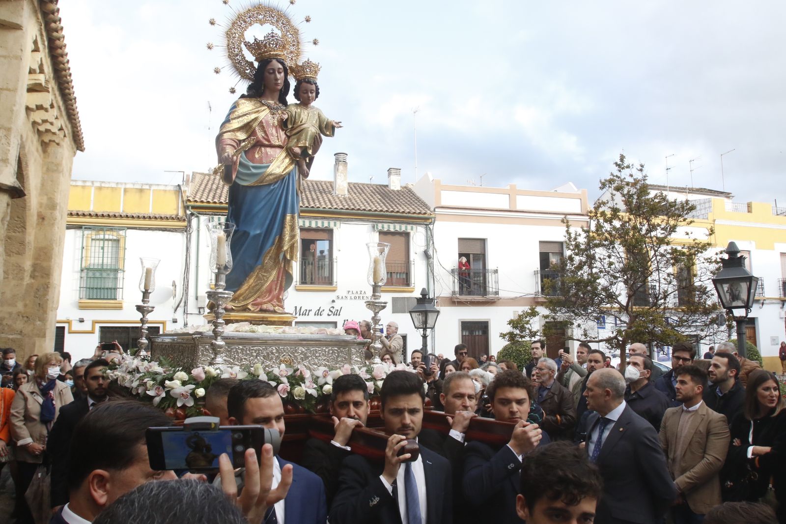 El traslado de María Auxiliadora de Córdoba tras su restauración, en imágenes