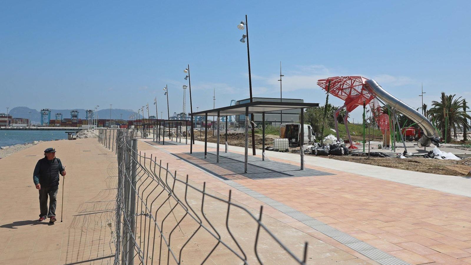 Las obras en el Lago Marítimo, con el flamenco al fondo.