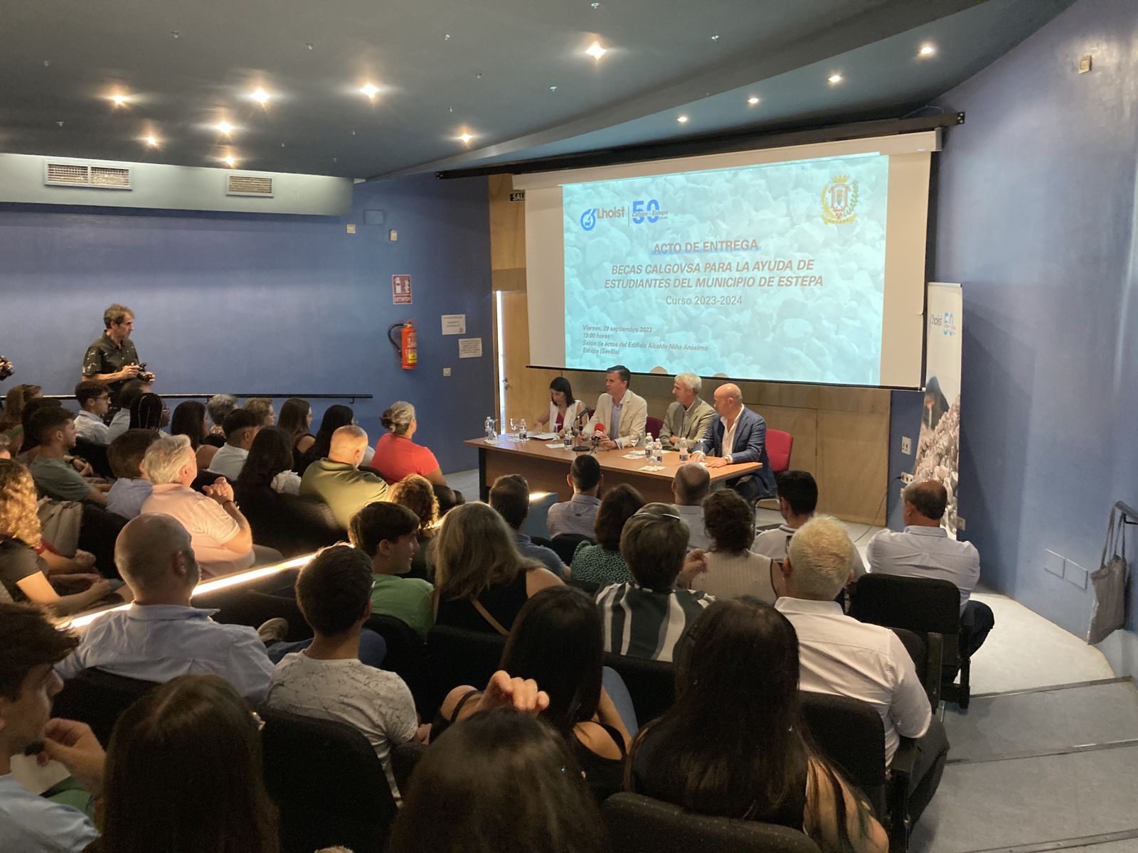 En la mesa, de izquierda a derecha: Ana Belén Marrón, concejala de Educación; Antonio Jesús Muñoz, alcalde de Estepa; Juan Martínez, director de Operaciones Iberia de Lhoist, y Juan Domínguez, Deputy Director for Iberian Operations.