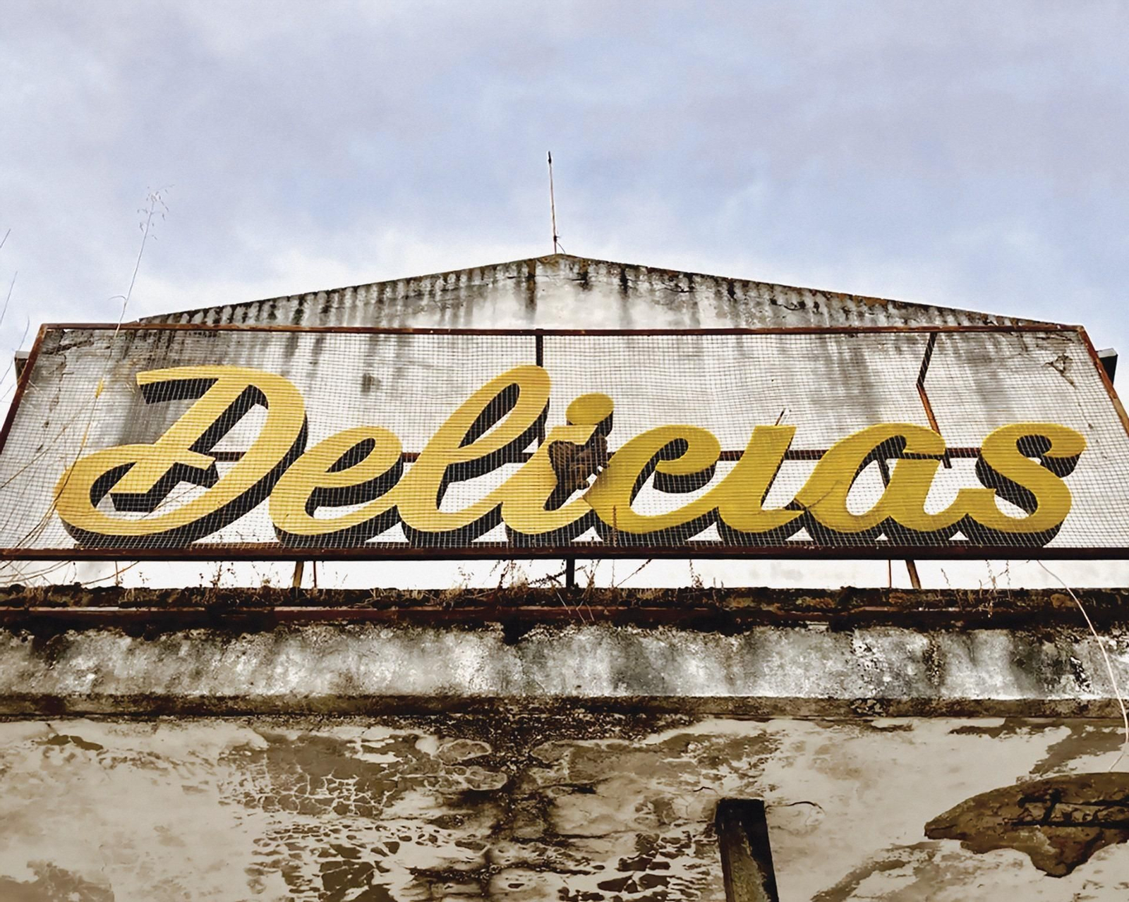 Rótulo del antiguo Cine Delicias de Jerez