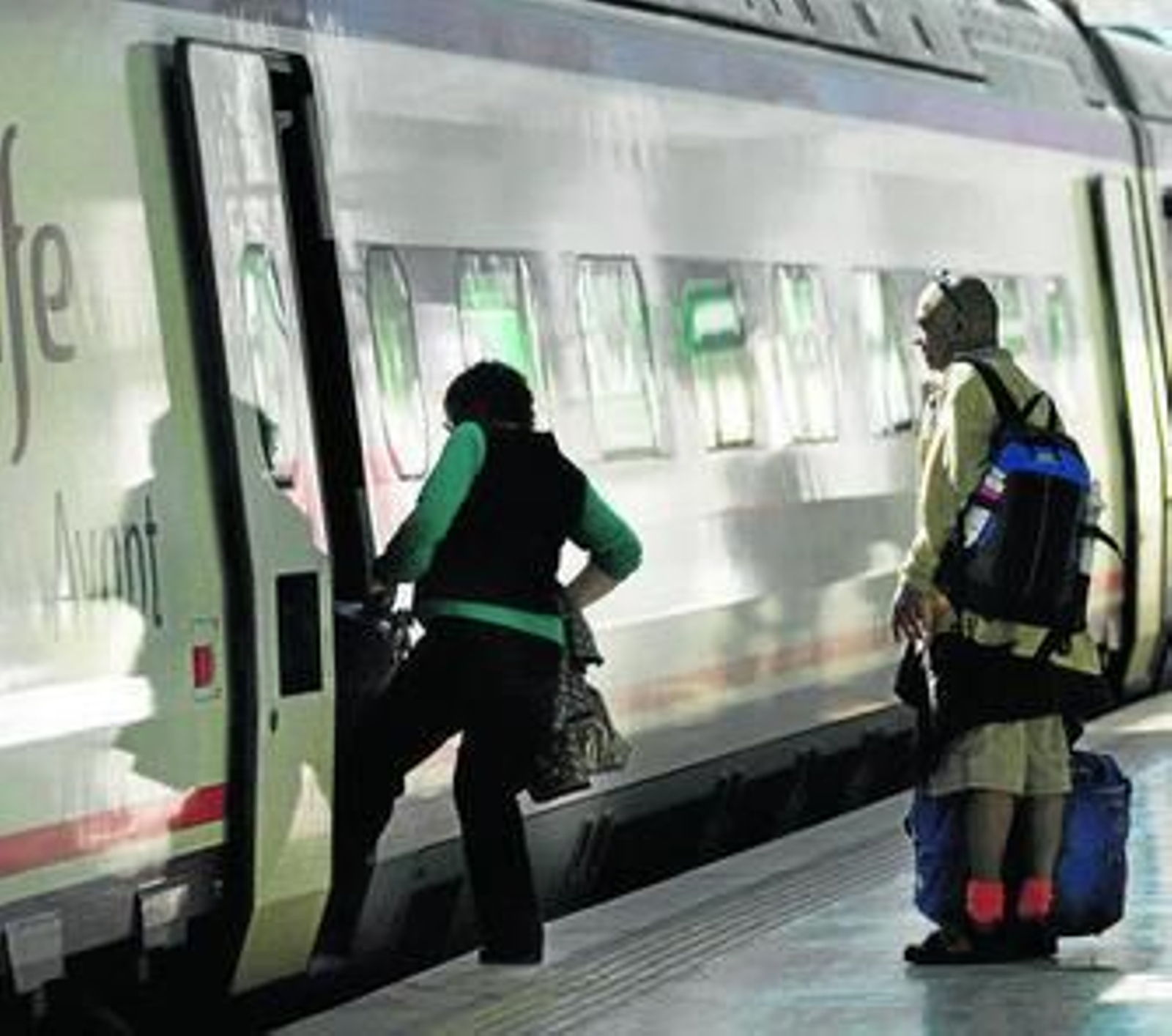 Pasajeros se suben a un tren Avant que realiza el trayecto entre Córdoba y Málaga.