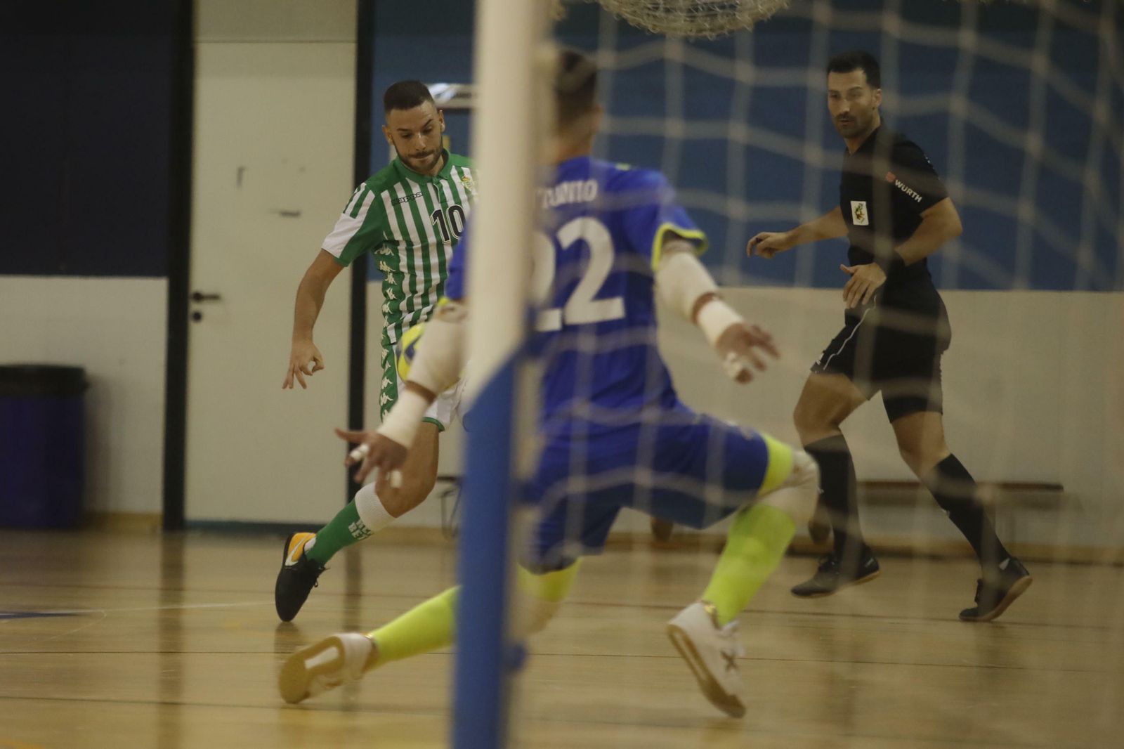 El bético Ivi se dispone a encarar al meta Antonio.