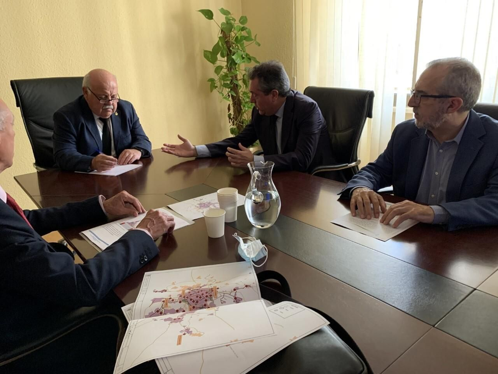 Reunión entre el alcalde, Juan Espadas y el consejero de Salud y Familias, Jesús Aguirre, a la que también ha asistido el concejal de Bienestar Social, Juan Manuel Flores.