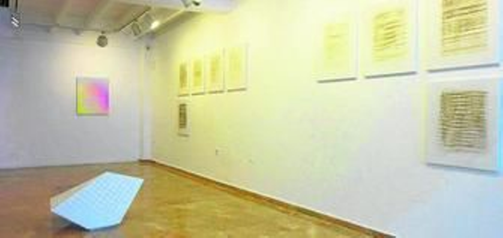 Poliedros. Arriba, vista general de la exposición en la galería Alarcón Criado. Sobre estas líneas, uno de las esculturas del artista malagueño.