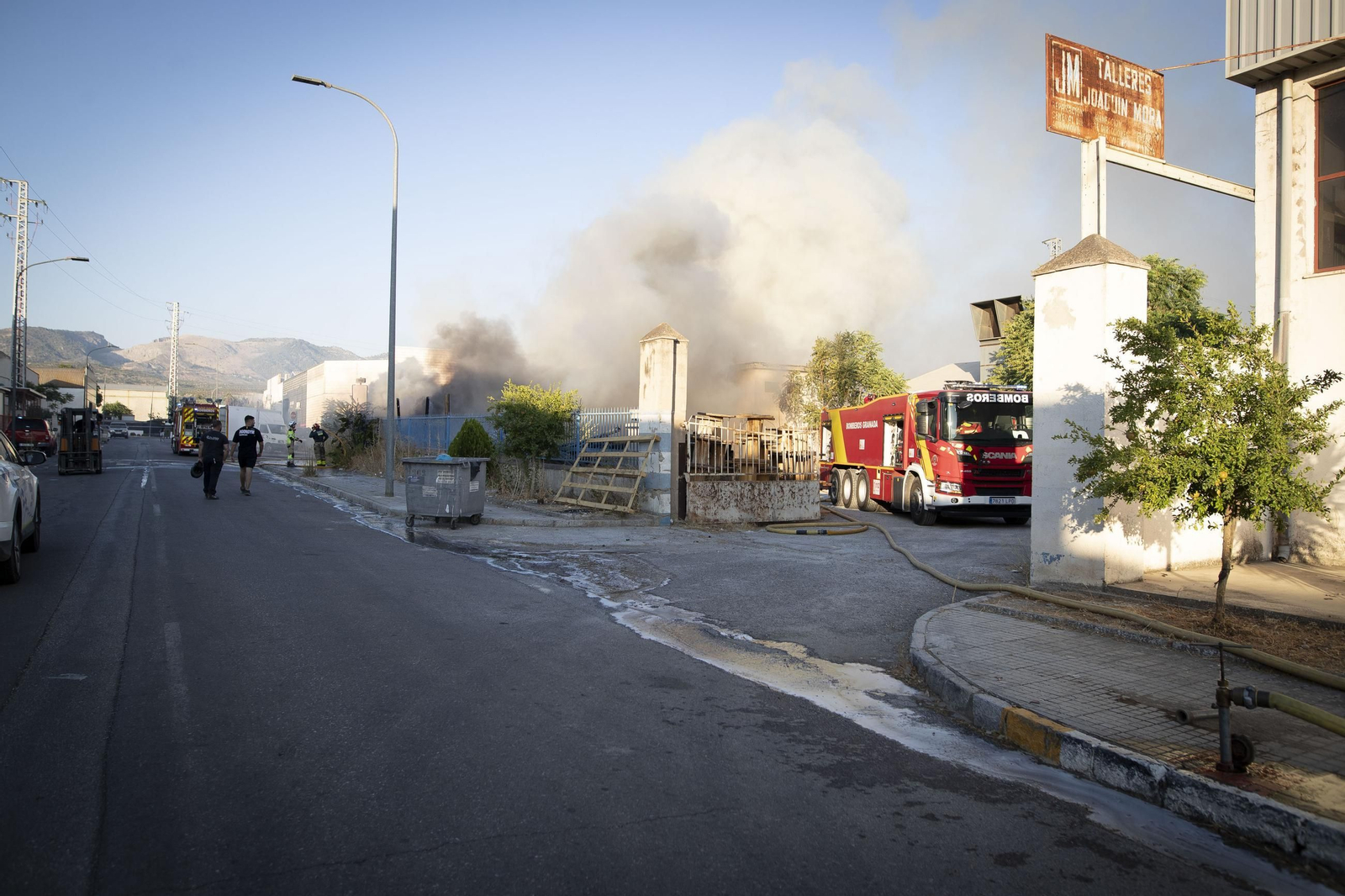 Los Bomberos de Granada trabajan en la extinción de un incendio en el Polígono Asegra: las imágenes