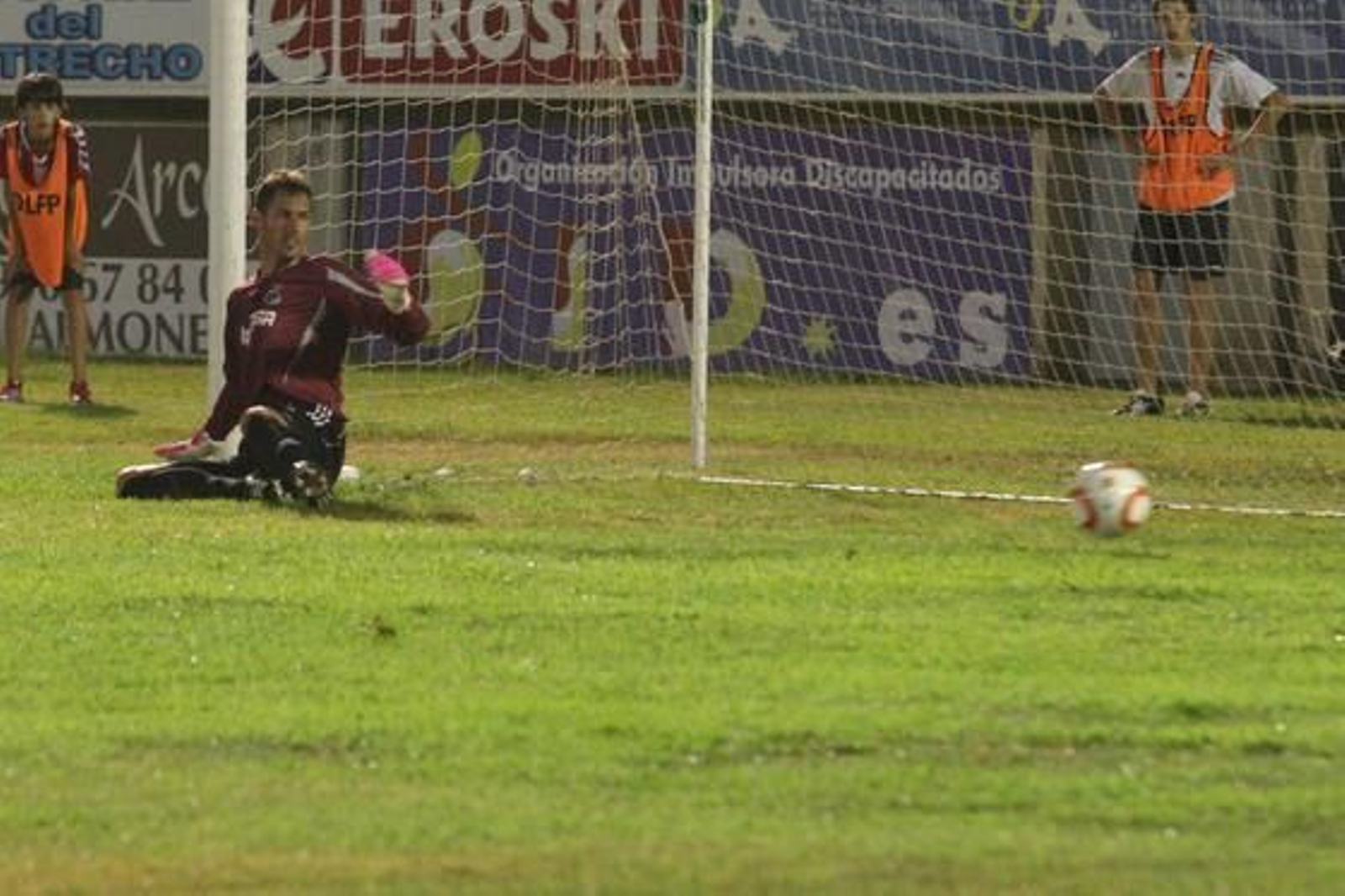 El Algeciras se hace con el trofeo Virgen de La Palma tras superar a la Balona en la tanda de penaltis./Fotos: Paco Guerrero

Foto: Paco Guerrero