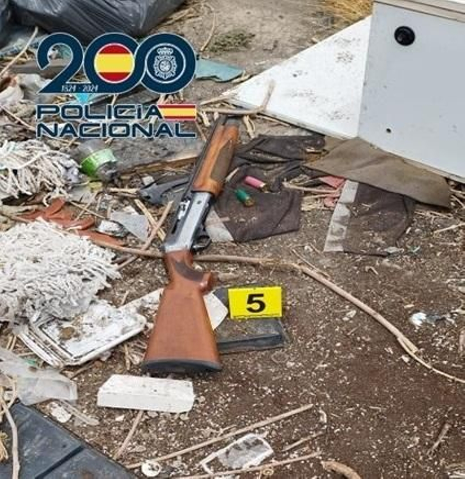 Imagen de la escopeta intervenida por los agentes.