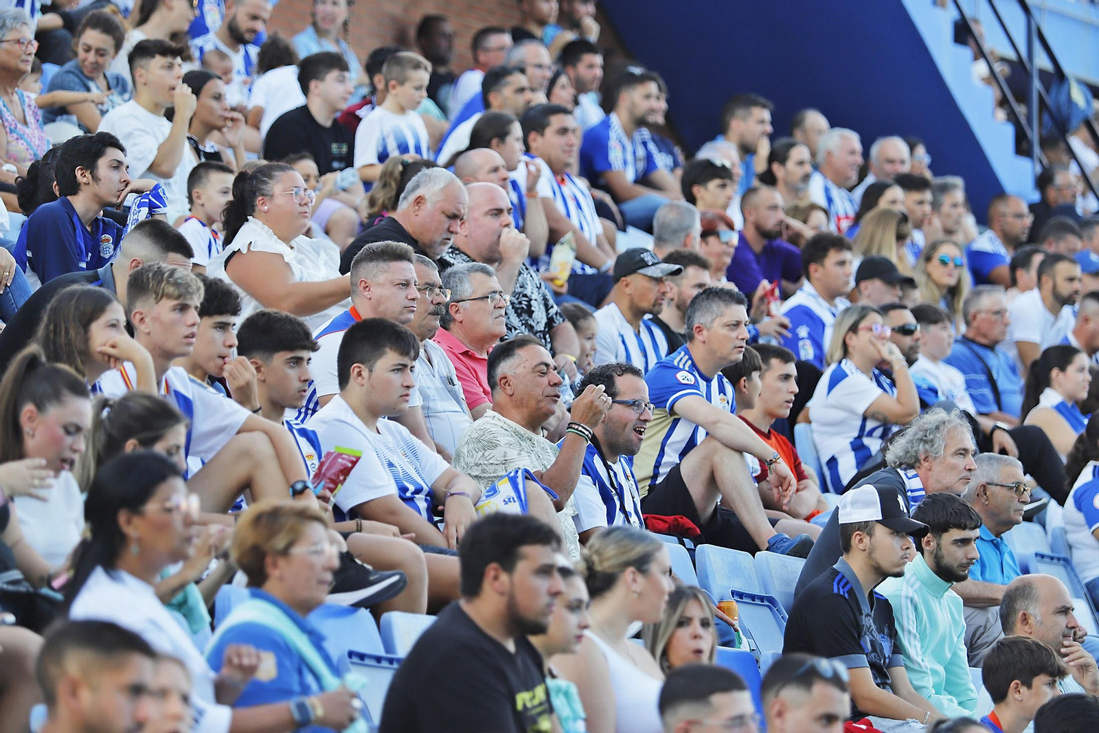 Imágenes del ambiente en el Recreativo de Huelva y Antequera CF
