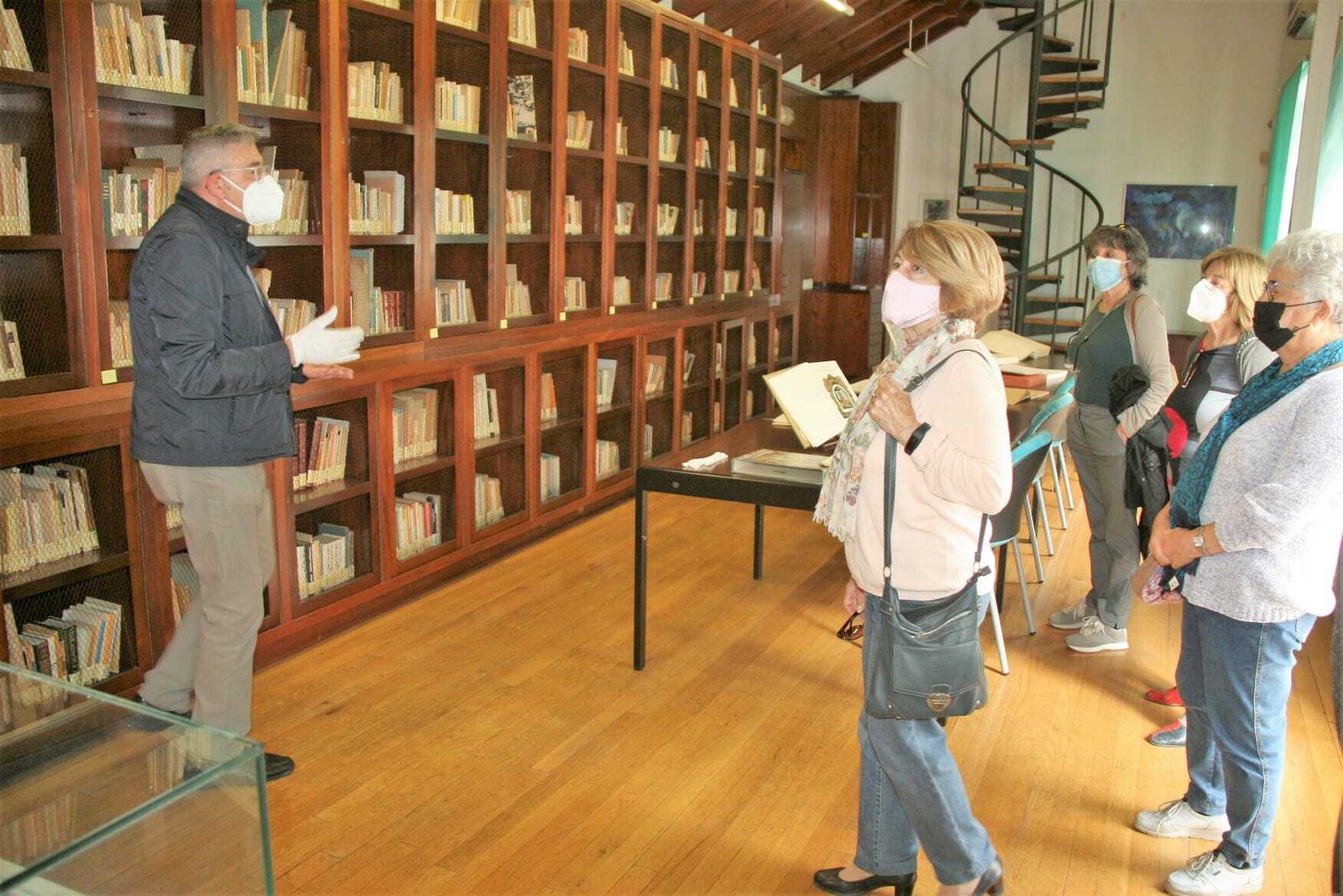 Una de las visitas guiadas a la biblioteca de la fundación Alberti,  esta mañana.