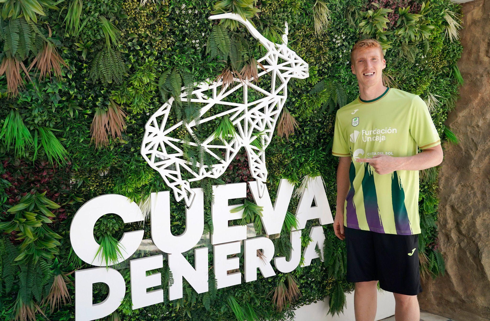 Alberto Díaz presenta el nuevo cubre del Unicaja