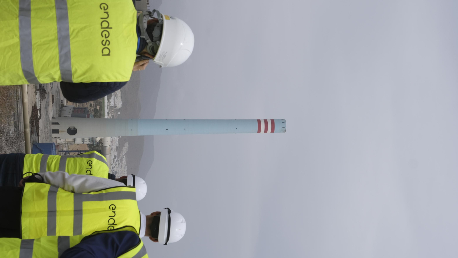 El derribo de la Torre Litoral de Endesa en Carboneras, en imágenes