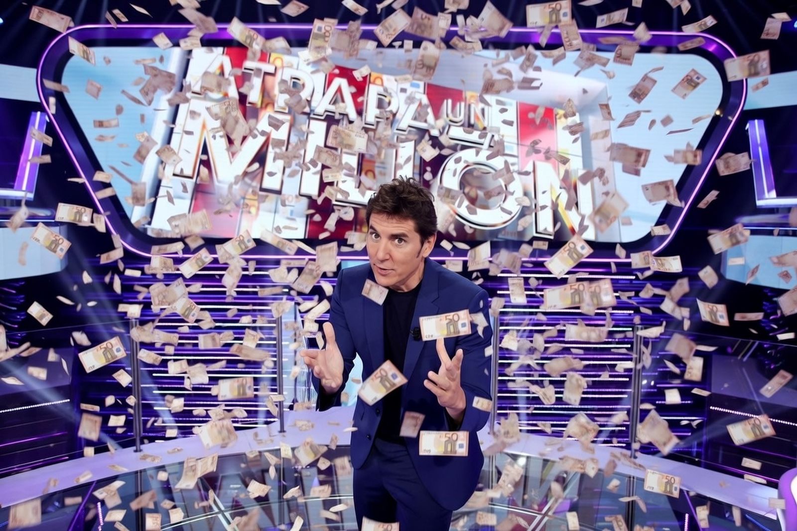 Manel Fuentes y una lluvia de billetes en el plató de 'Atrapa un millón'