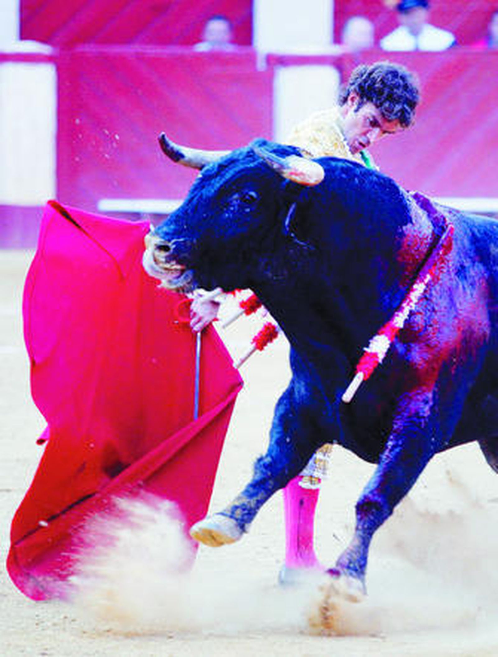 José Tomás con su primer toro, ayer en la plaza de Almería.
