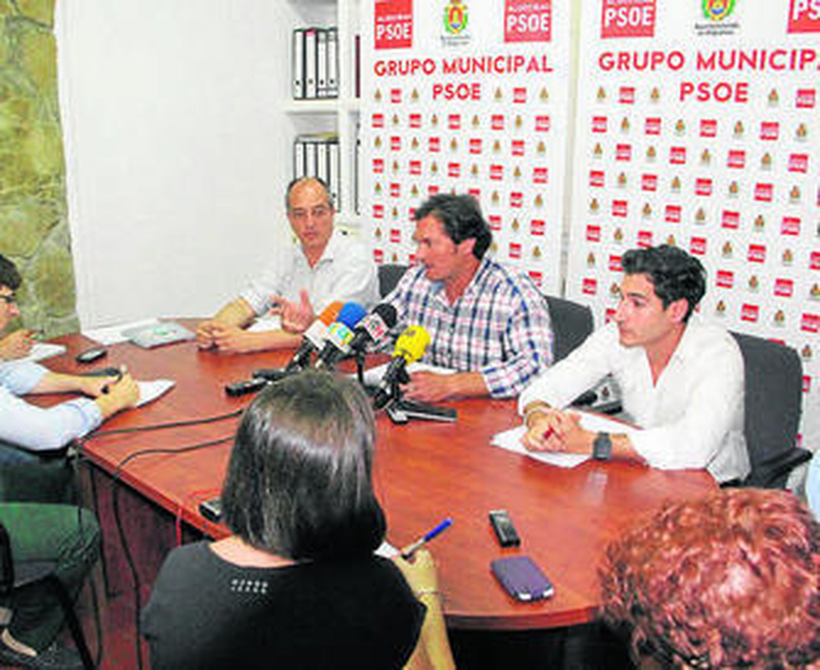 Un instante de la rueda de prensa del PSOE, ayer.