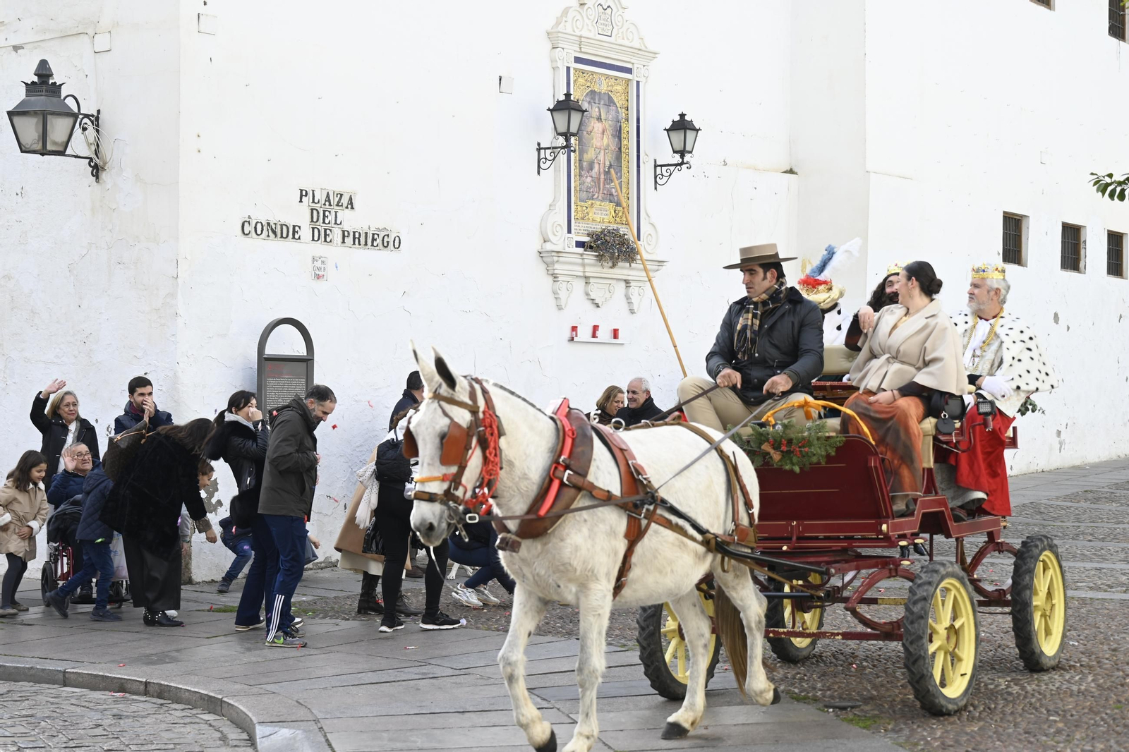 Los Reyes Magos pasean por Córdoba en coche de caballos, en imágenes