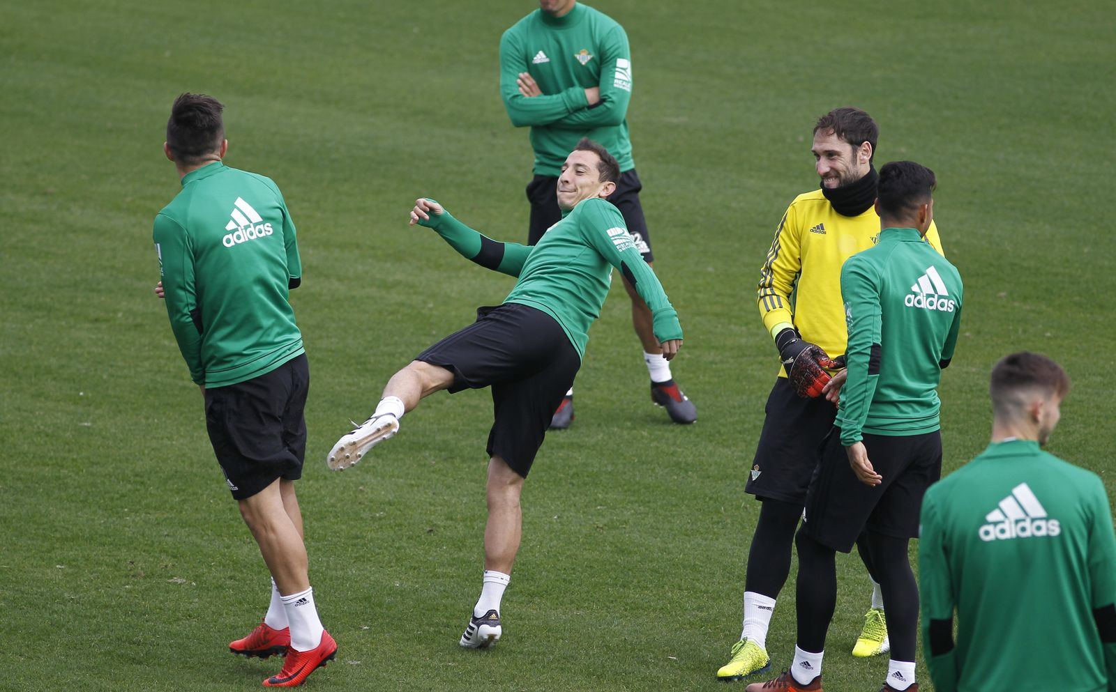 Guardado bromea con Tosca durante el entrenamiento.