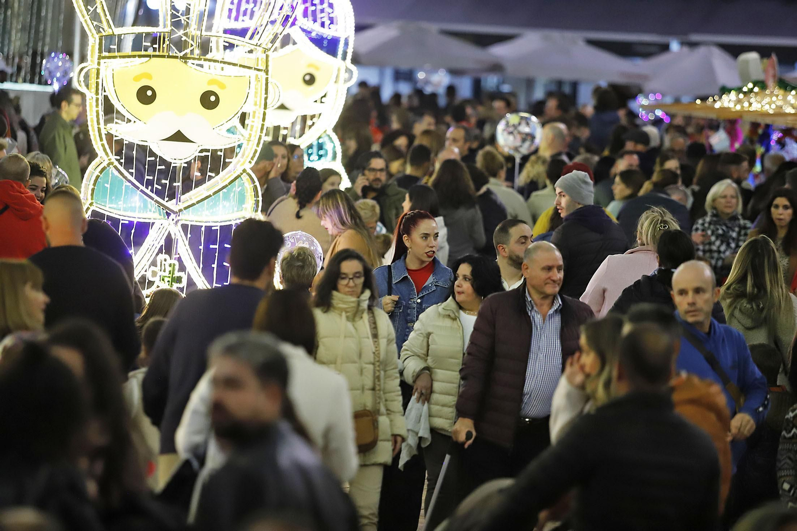 Imágenes del mercado navideño de la Plaza de las Monjas