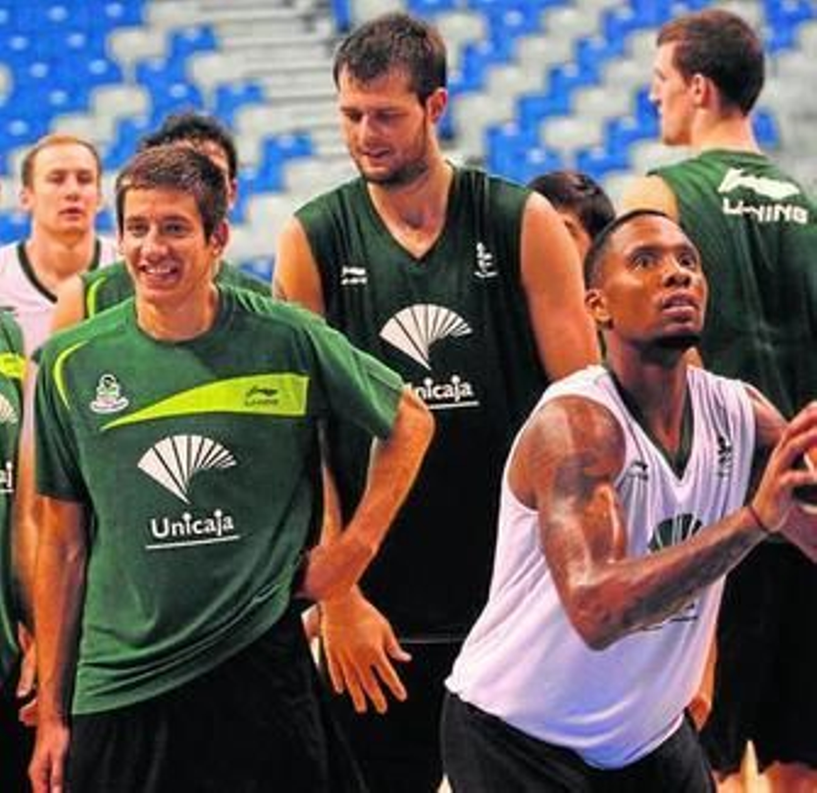 Valters bromea con Freeland en un entrenamiento.