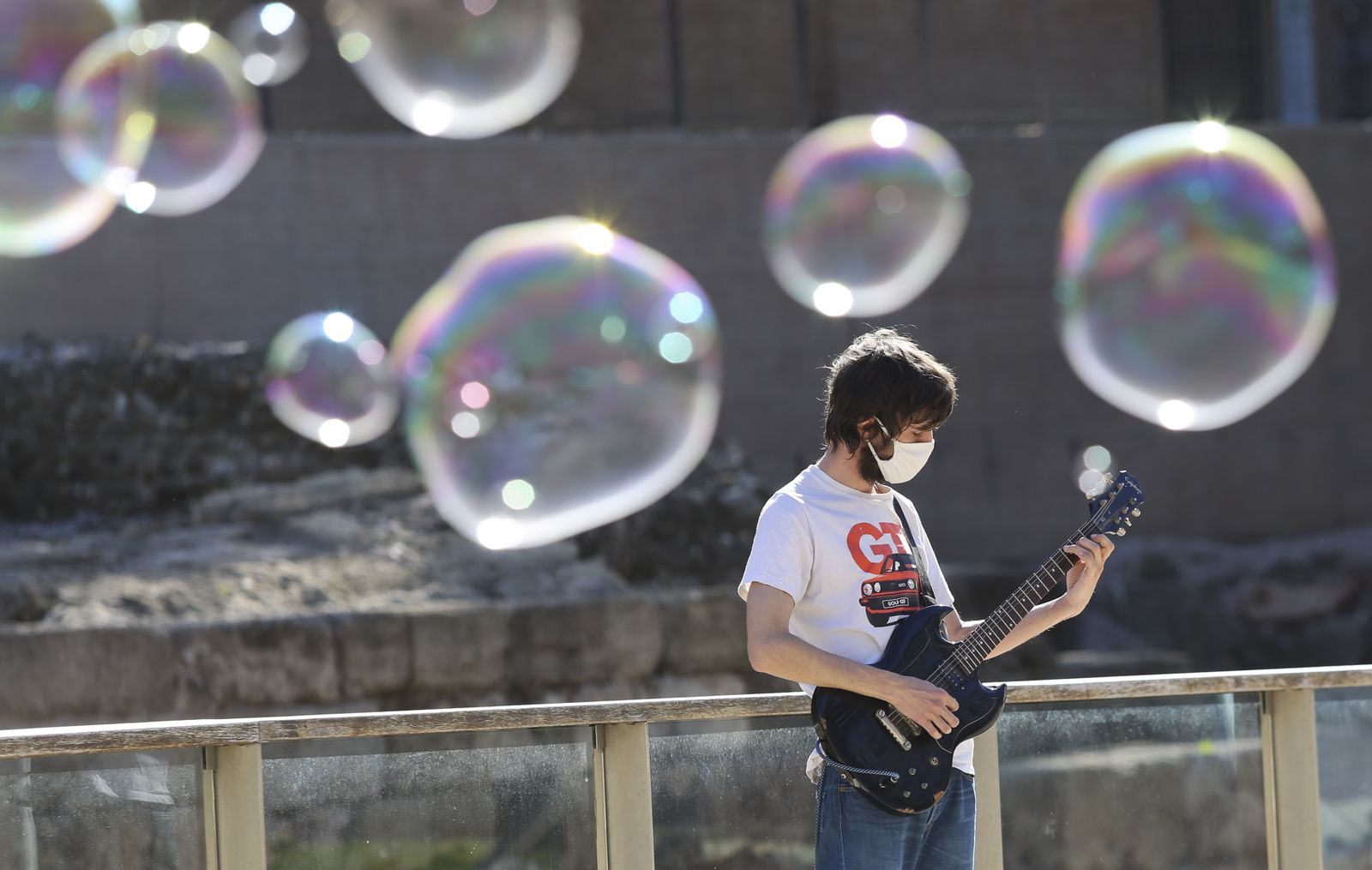 Un músico en la calle Alcazabilla, delante del Teatro Romano.