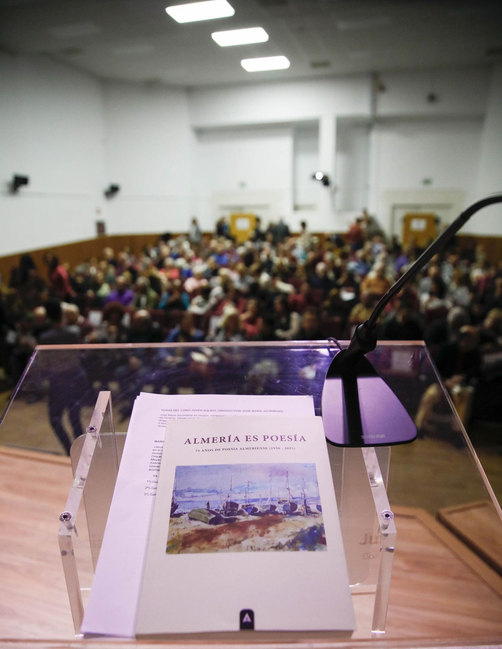 Las imágenes de la presentación del libro "Almería es poesía" en la biblioteca Villaespesa de la ciudad de Almería