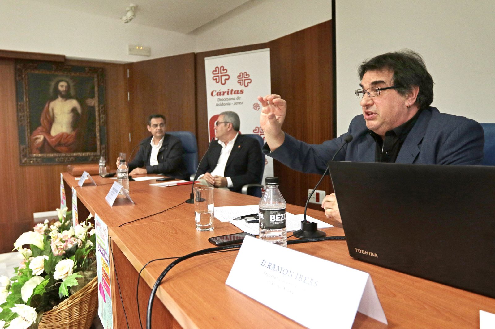 El conferenciante, en un momento de su intervención ayer.