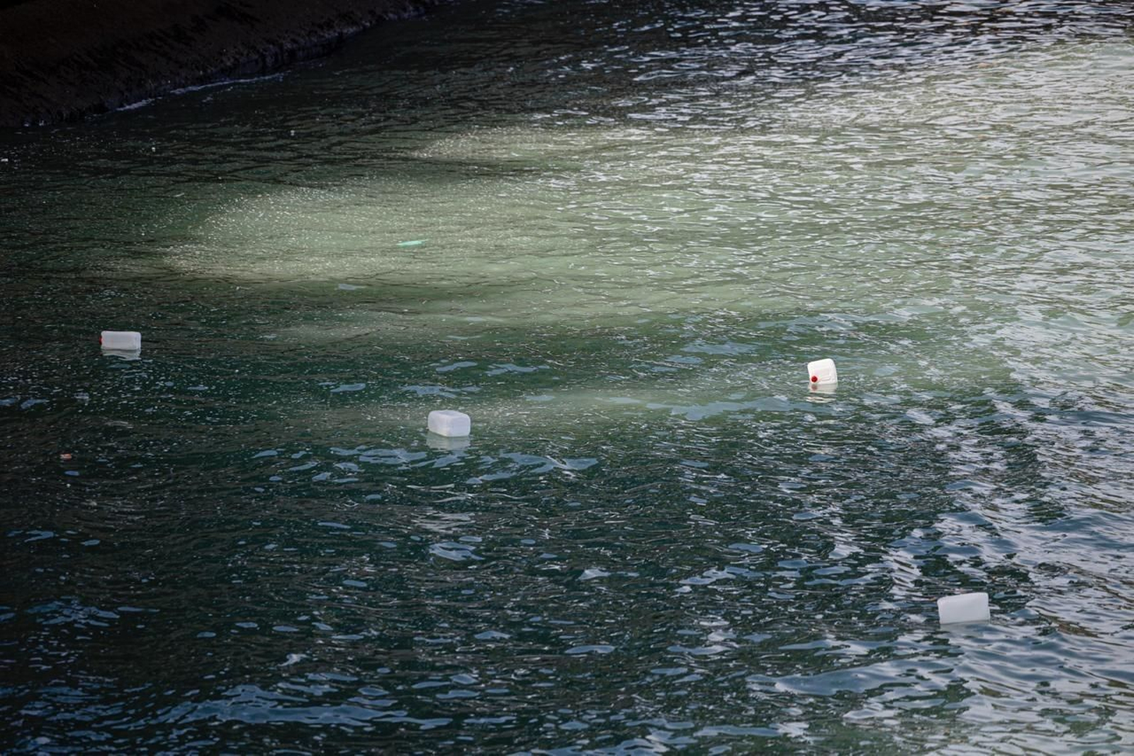 Bidones de gasolina flotan junto a la Alameda en Cádiz.