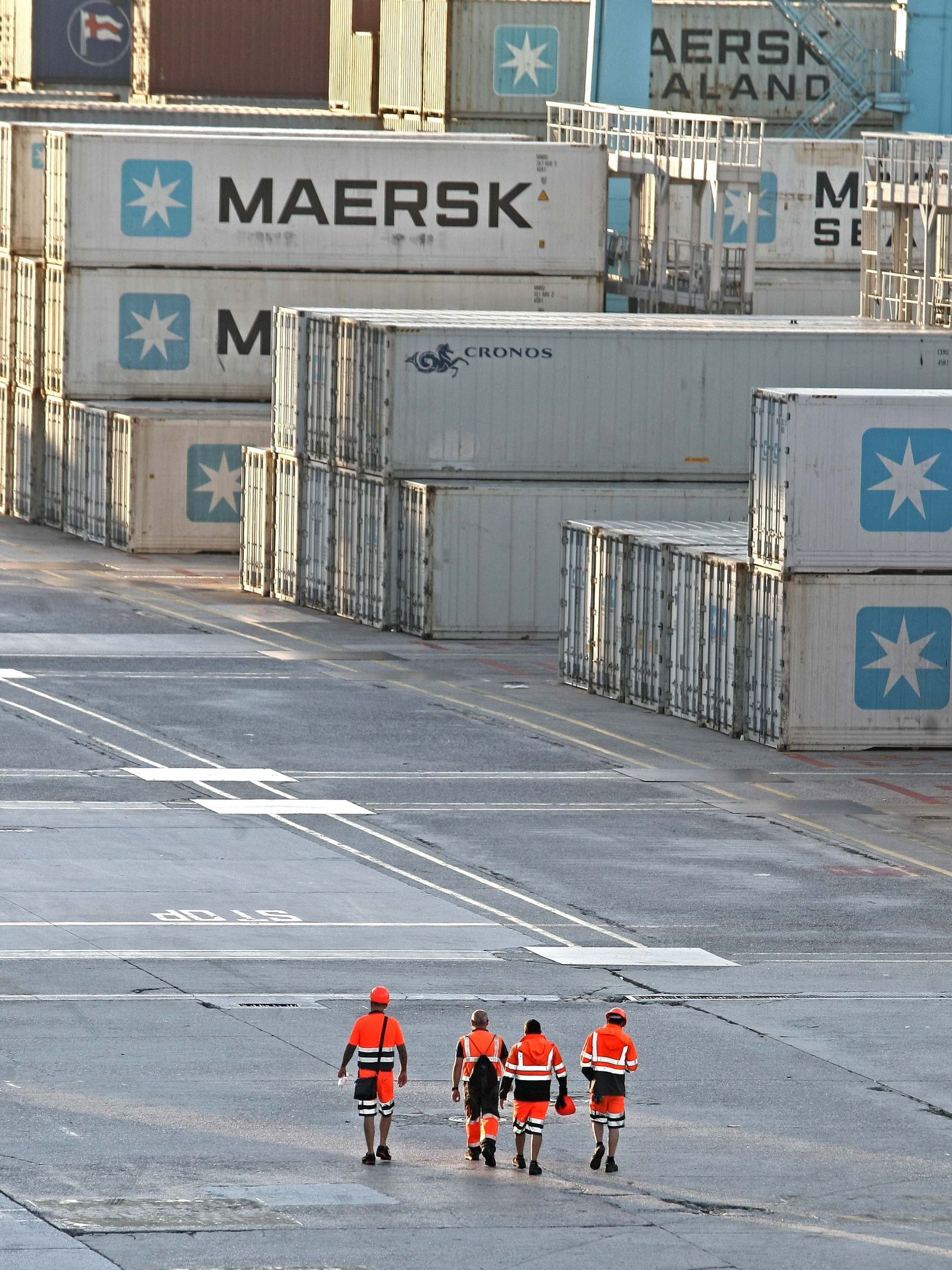 Cuatro portuarios caminan por una de las terminales de Algeciras.